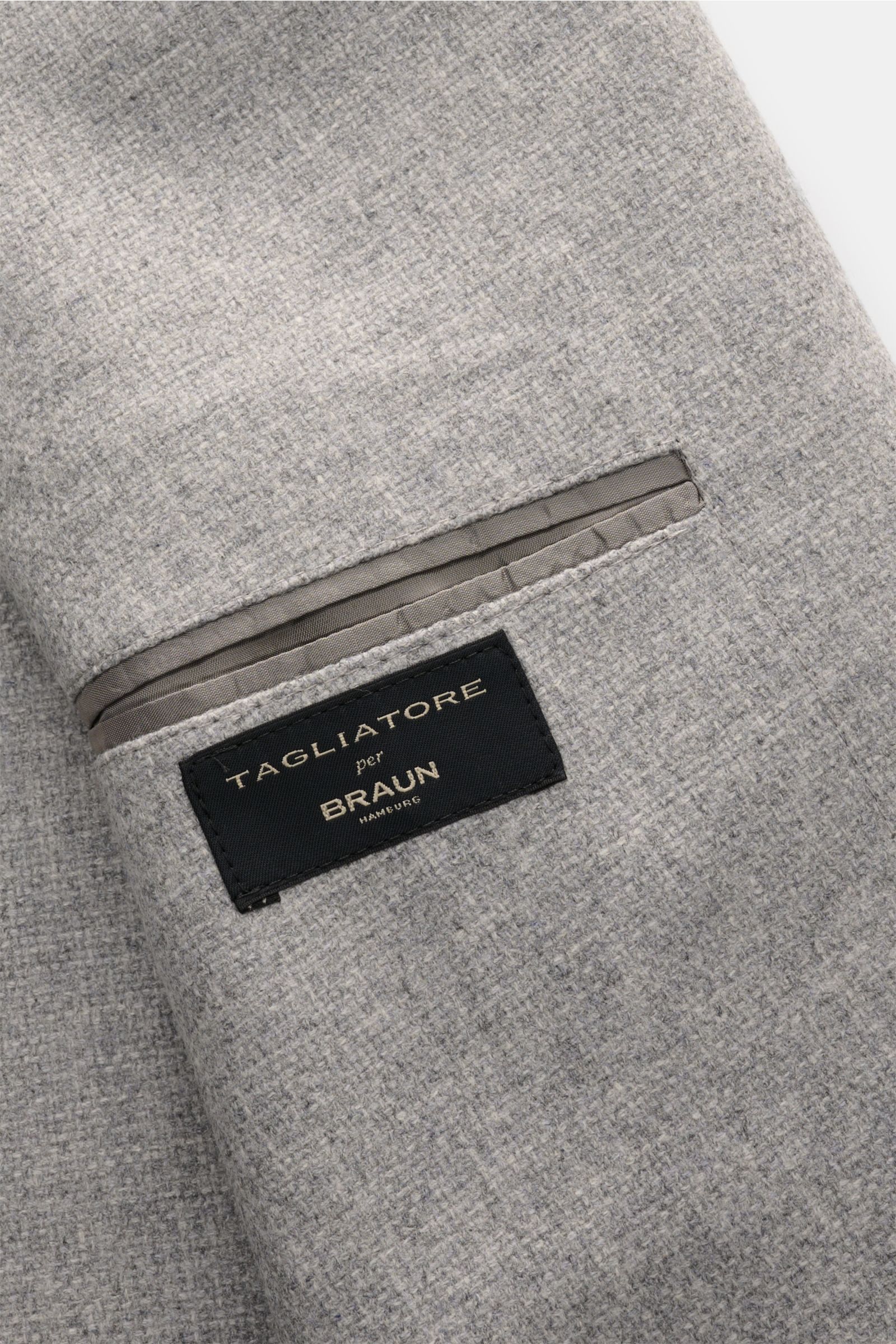 Close-up view of the inner pocket label on the Tagliatore Sakko 'Monte Carlo' taupe meliert, showing fine wool-cashmere fabric and smooth lining. Die Unconstructed-Verarbeitung aus Wolle mit Cashmere aus feinem Strukturgewebe macht das Sakko 'Monte Car