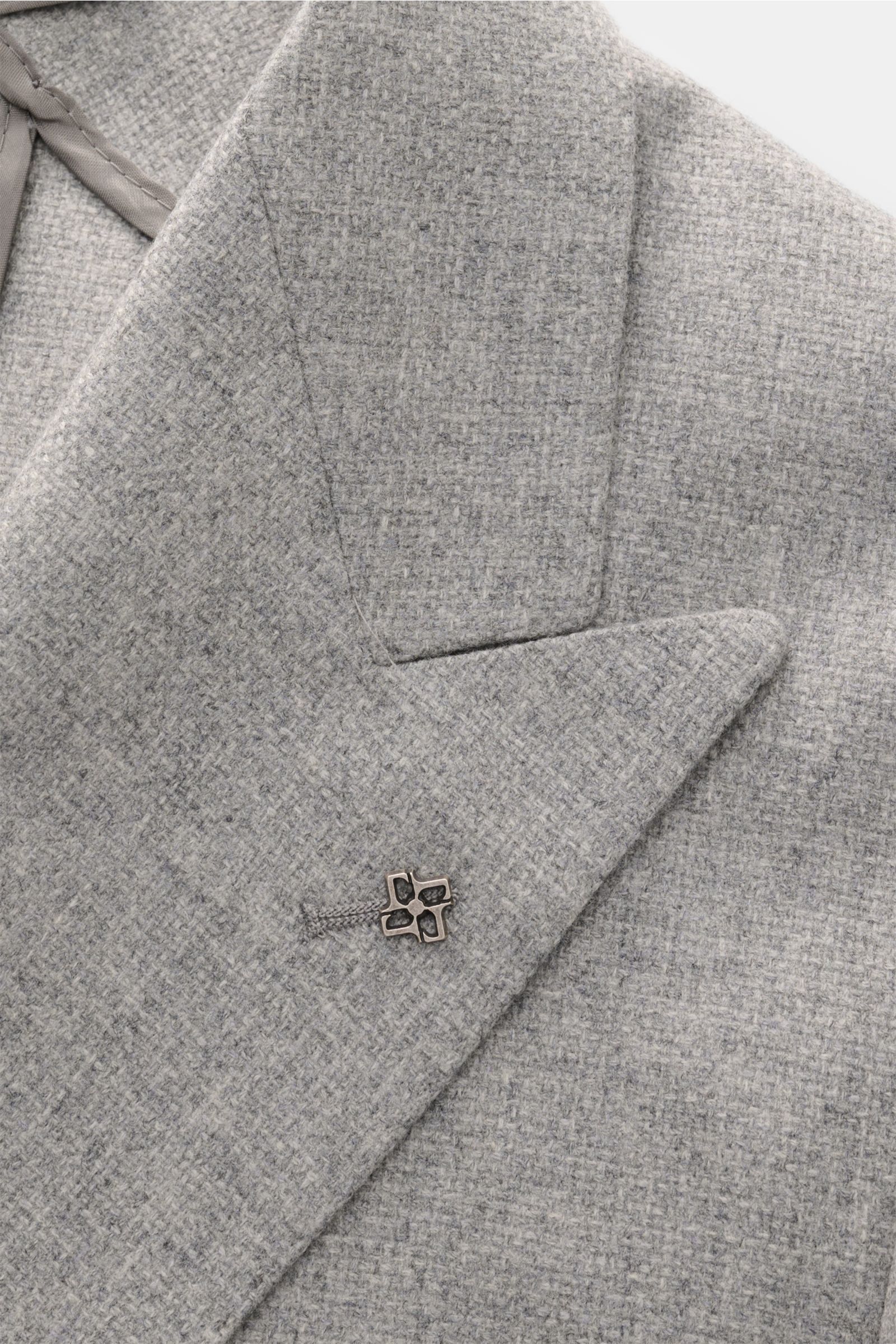 Close-up of the lapel of the Tagliatore Sakko 'Monte Carlo' taupe meliert, showing fine wool-cashmere blend with soft texture and brand pin. The image is photographed from a top-front perspective, highlighting the slim fit, two-button style, and unconstru