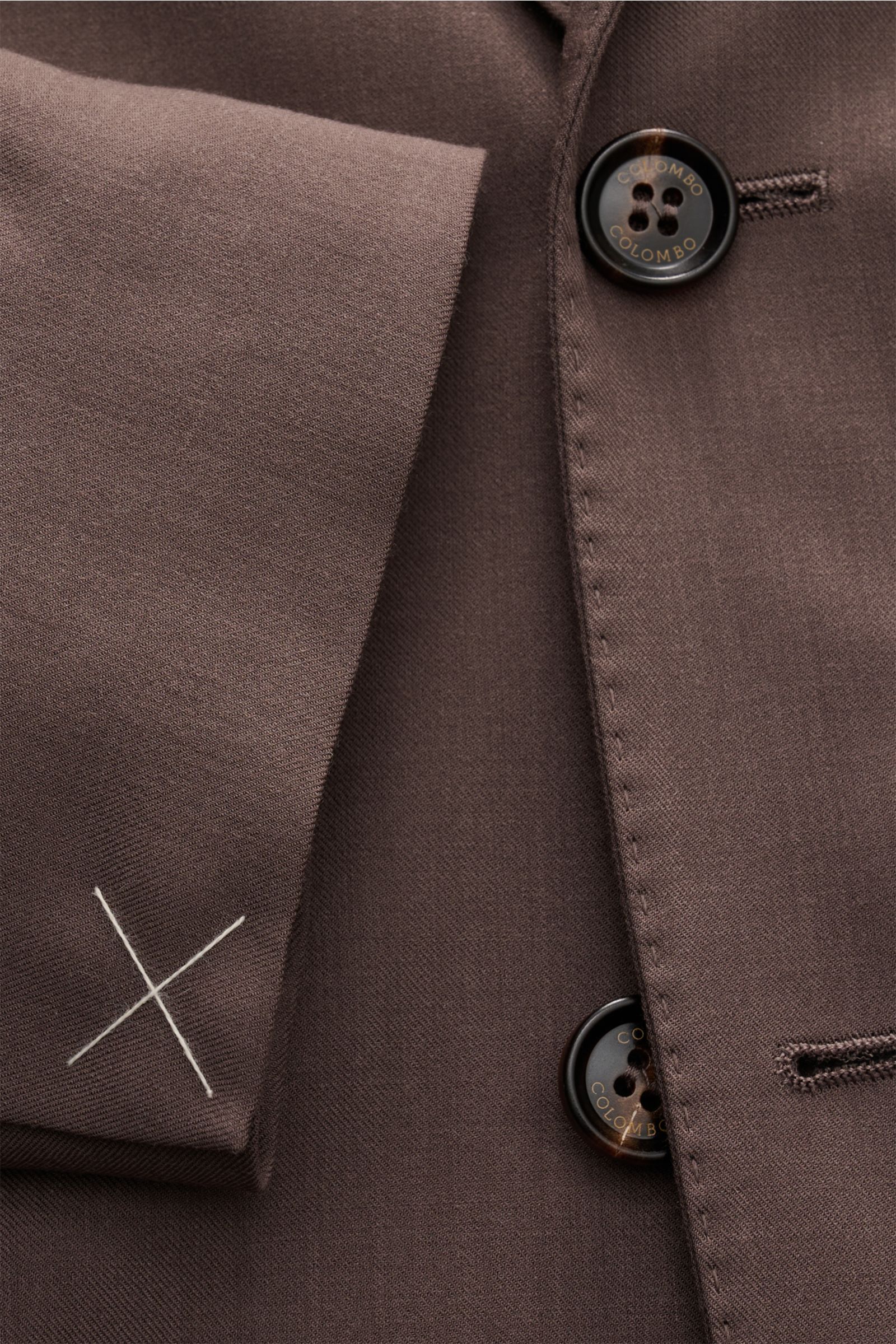 Nahaufnahme des Colombo Cashmere Blazer graubraun von vorne, Details wie zwei Knöpfe mit Logo, fallendes Revers, weicher Griff aus reinem Cashmere.