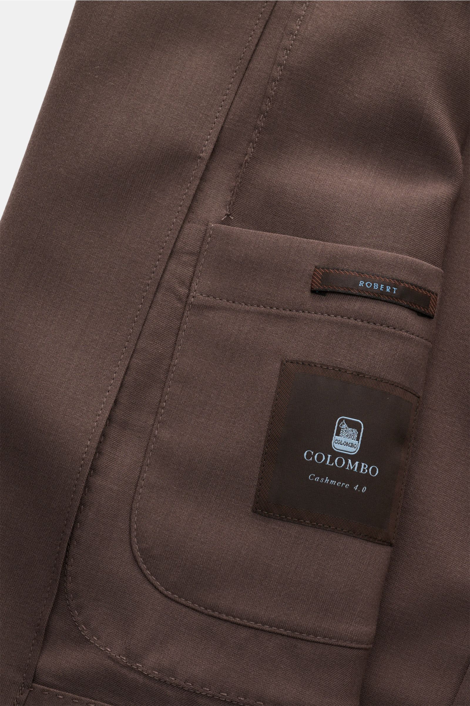 Colombo Cashmere Blazer graubraun, Detailaufnahme auf Innentaschen mit COLOMBO Cashmere 4.0 Label, reine, leichte, weiche Qualität.