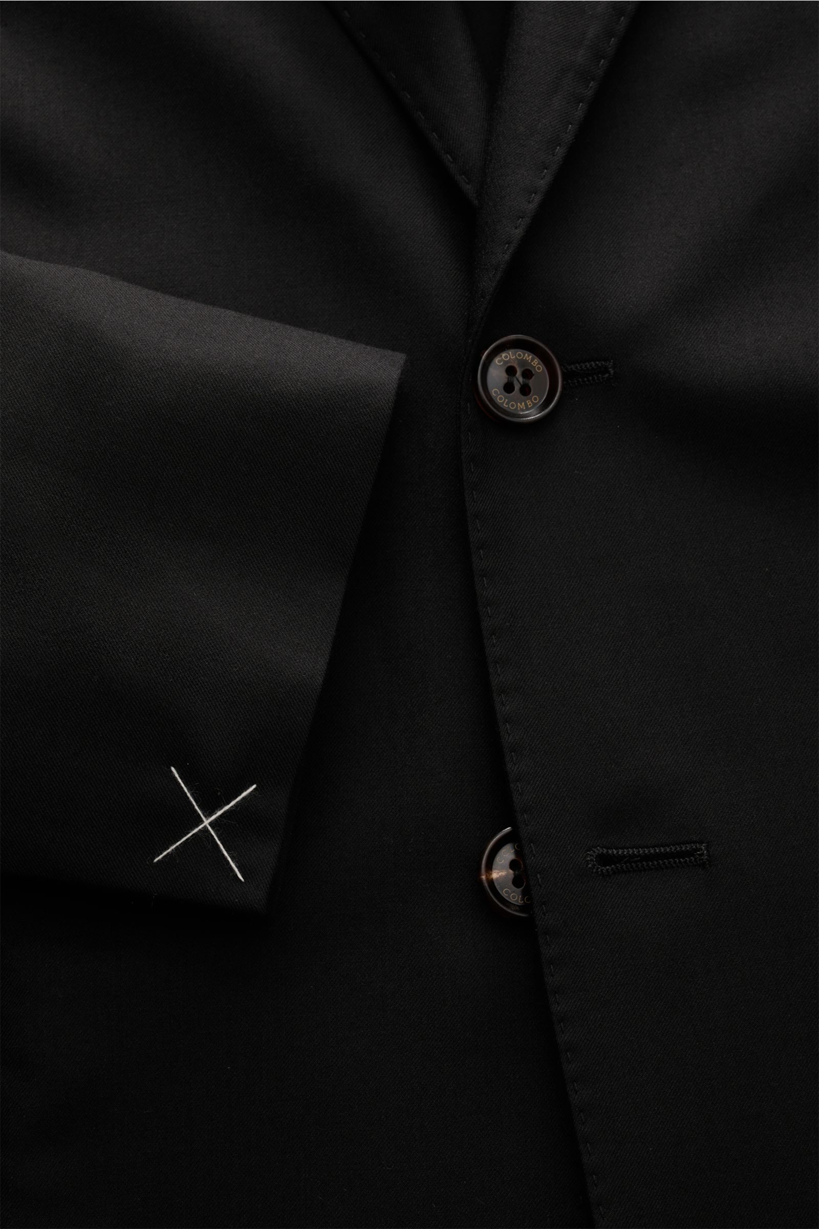 Colombo Cashmere Blazer schwarz, Nahaufnahme von vorne auf Knöpfe, fallendes Revers, Slim Fit, reine Cashmere, weicher Griff, ungefüttert.