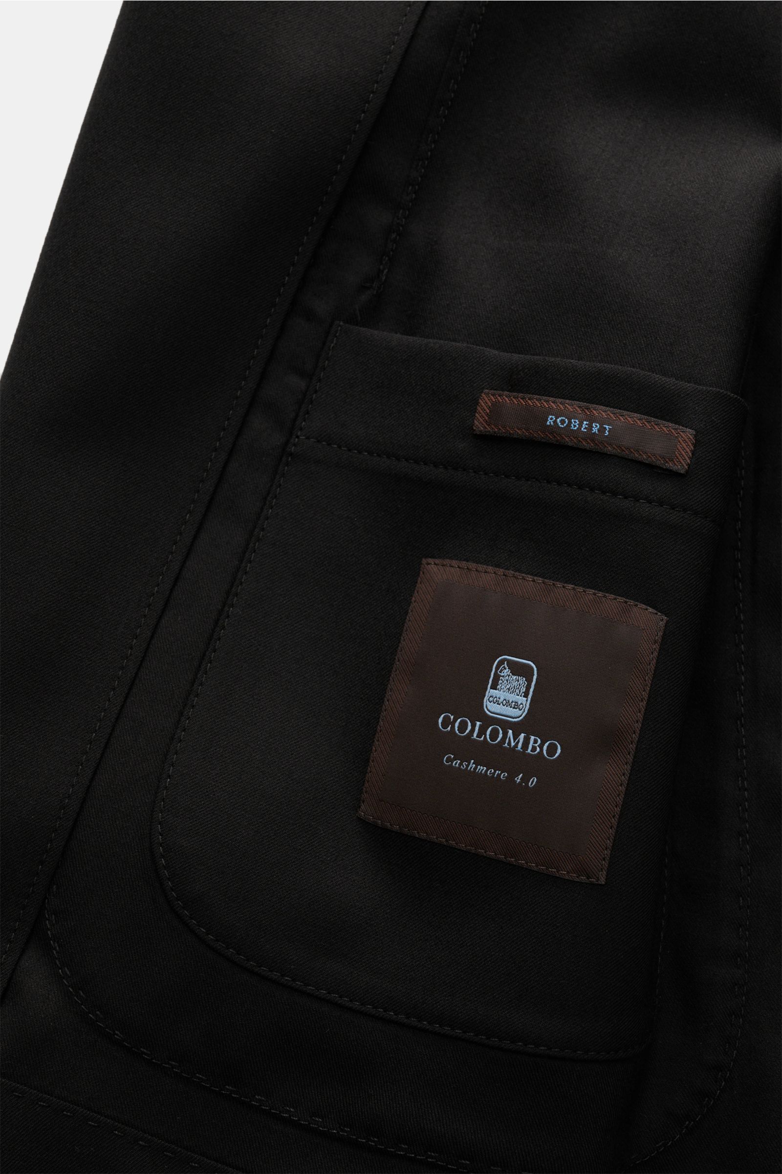 Nahaufnahme der Innentasche des Colombo Cashmere Blazer schwarz aus reiner, sehr leichter Cashmere-Qualität mit Label.