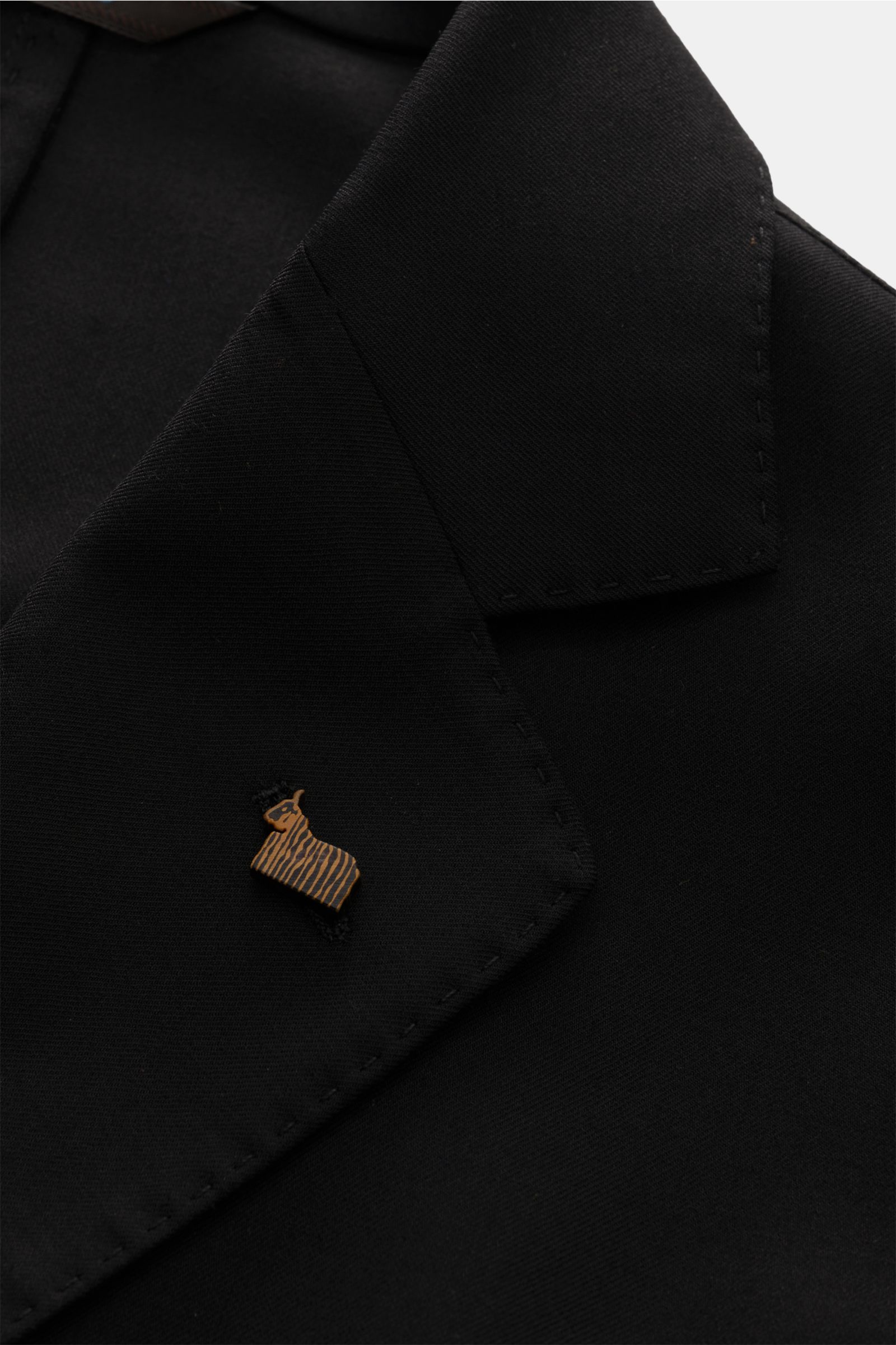 Colombo Cashmere Blazer schwarz, Detailaufnahme Revers mit Anstecker, reiner Cashmere, Slim Fit, sehr leicht, weicher Griff, ungefüttert.