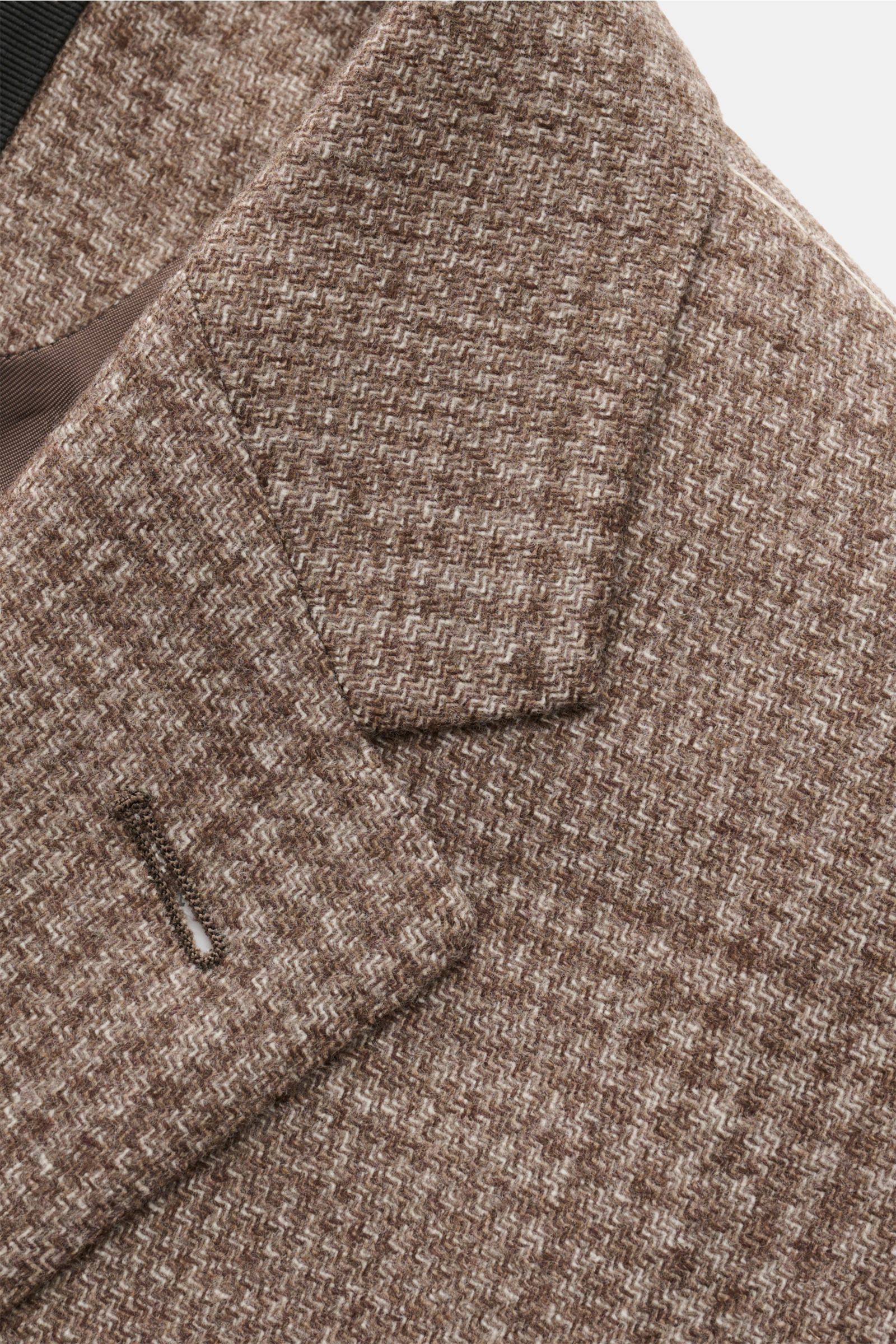 Nahaufnahme des Zegna Sakko graubraun kariert aus Wolle mit Cashmere, Karo-Webmuster, fallendem Revers und weichem Griff.