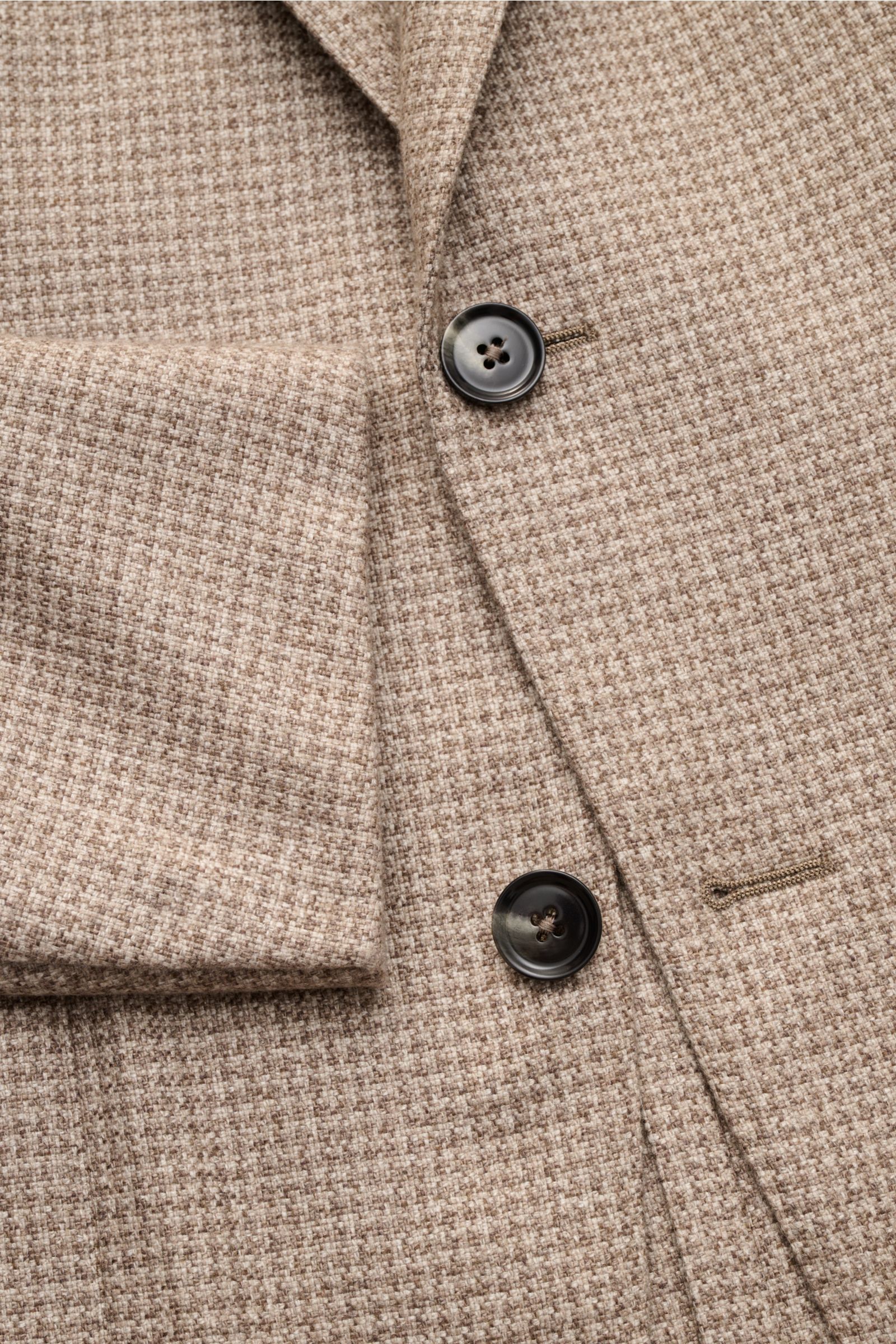 Close-up front view of Zegna Smart-casual jacket grey-brown/beige patterned with two black buttons and subtle houndstooth weave.

This smart-casual jacket made of silk and cashmere by ZEGNA, featuring a subtle houndstooth weave pattern, embodies Italia