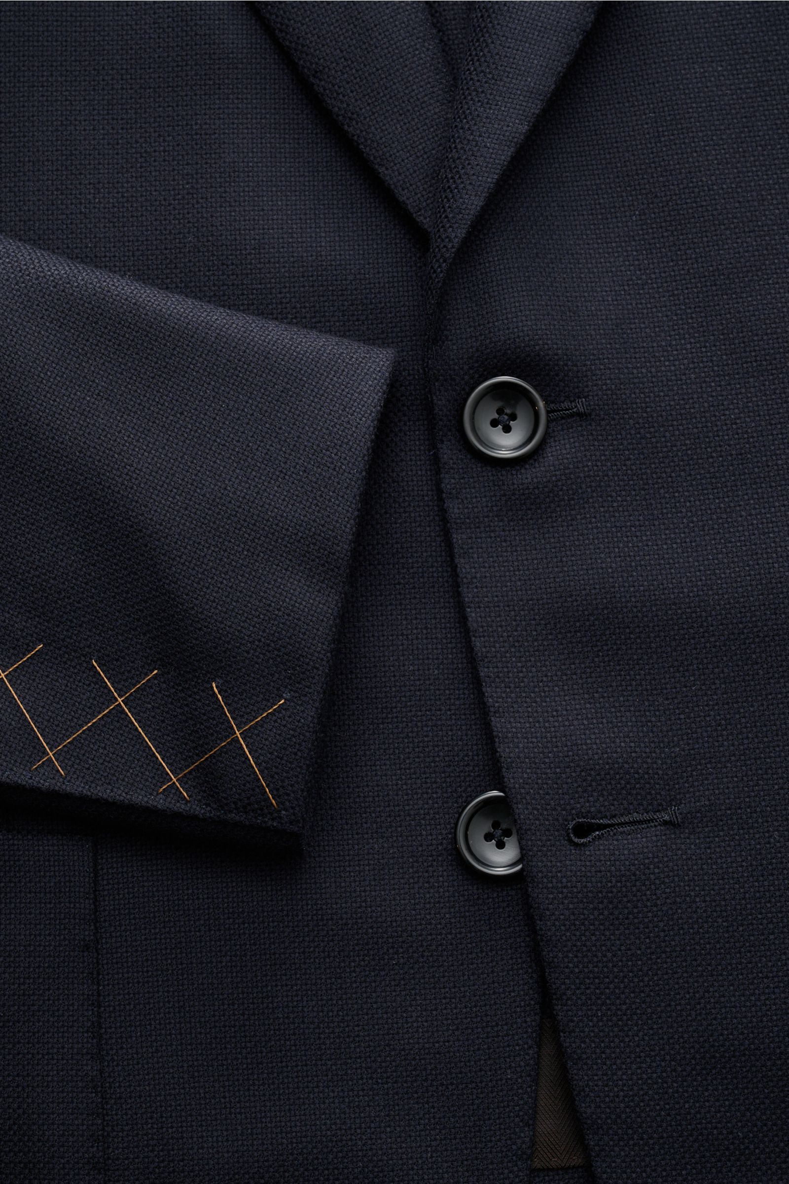 Zegna Sakko navy aus leichter Panamawolle, Slim Fit, tailliert mit zwei Knöpfen, fallendem Revers, unfertigen Ärmeln, Detailaufnahme frontal.