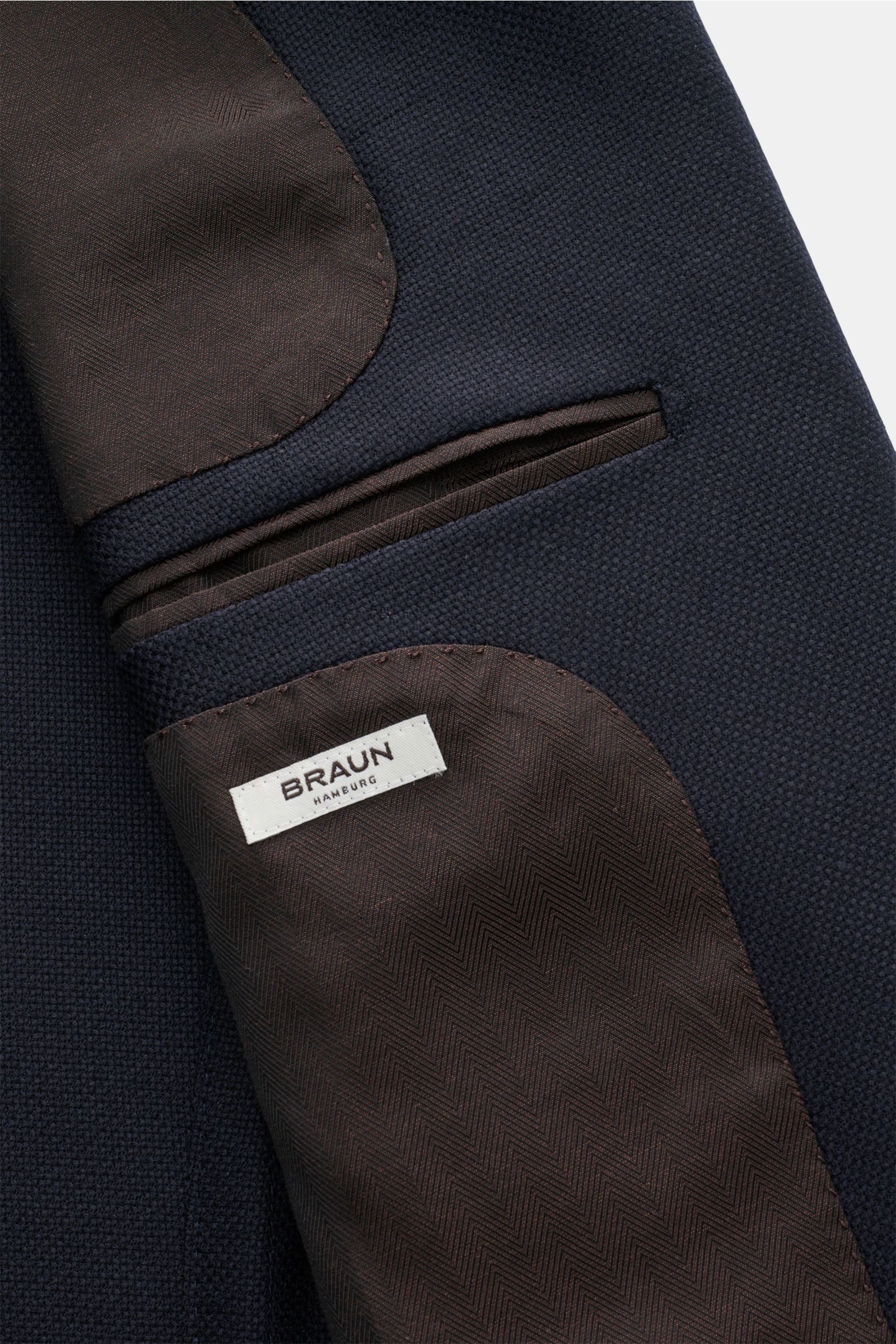 Zegna Sakko navy aus leichtem Panama-Wollstoff, Slim Fit, taillierter Zwei-Knopf-Stil, Innenansicht mit drei Innentaschen und Brau-Label.