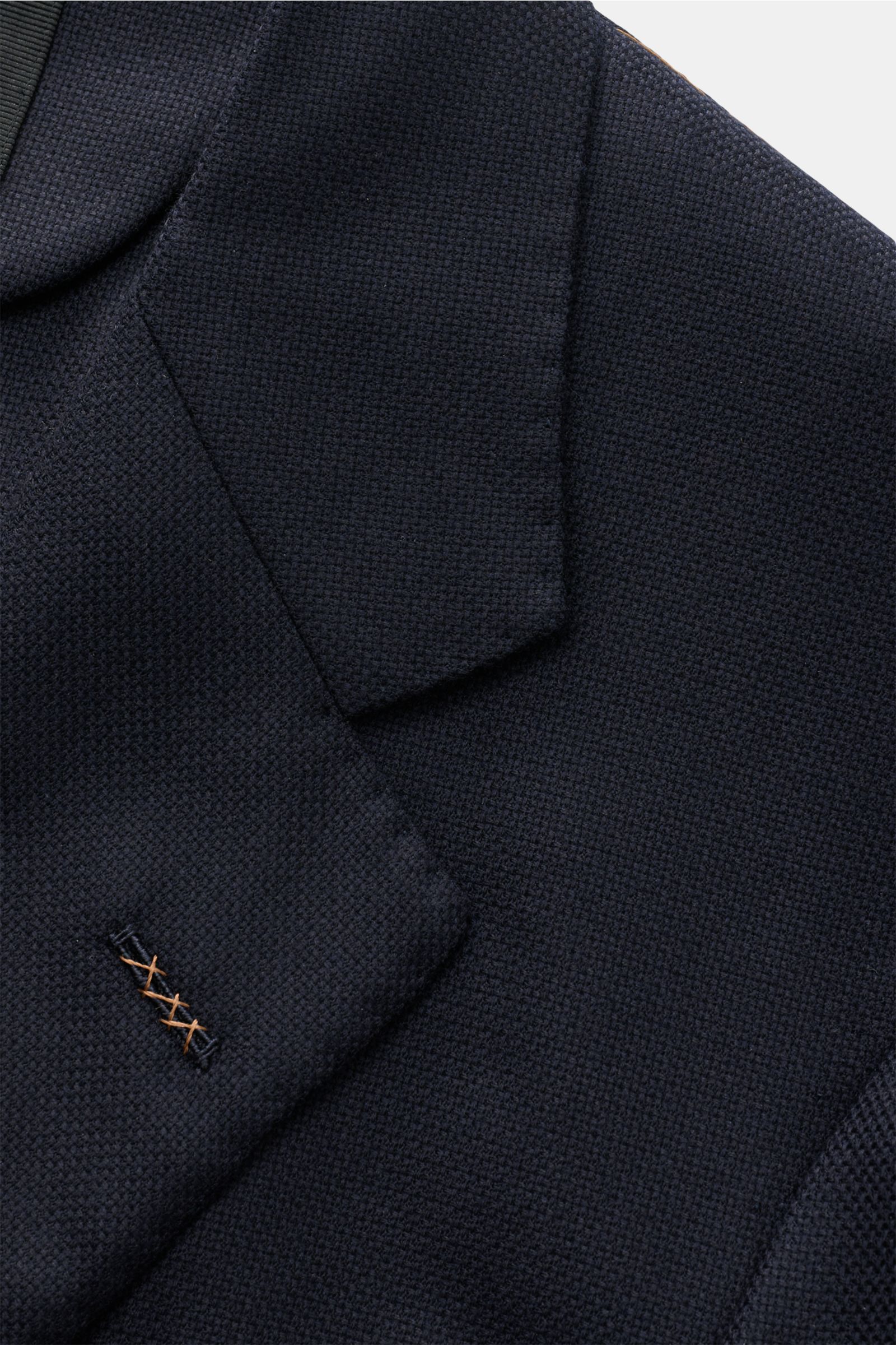 Nahaufnahme des Zegna Sakko navy von oben schräg, zeigt den taillierten Zwei-Knopf-Stil, fallendes Revers und die Panama-Struktur aus reiner Wolle.