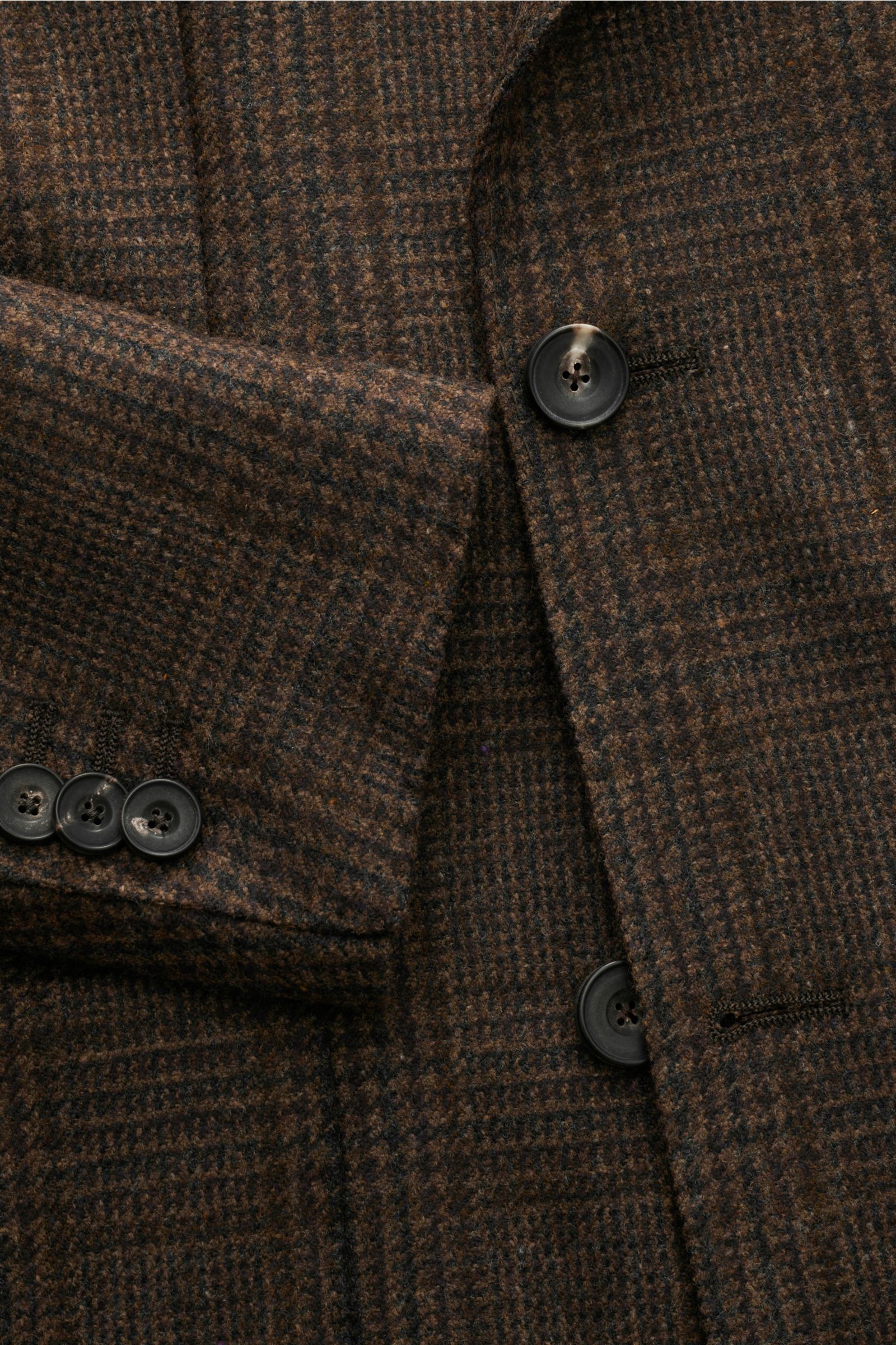 Santaniello Sakko braun/bordeaux/anthrazit kariert, Detailaufnahme von Knöpfen und Ärmel, Slim Fit, reine Wolle, Glencheck, zweireihig, Spitzrevers, drei Innentaschen.