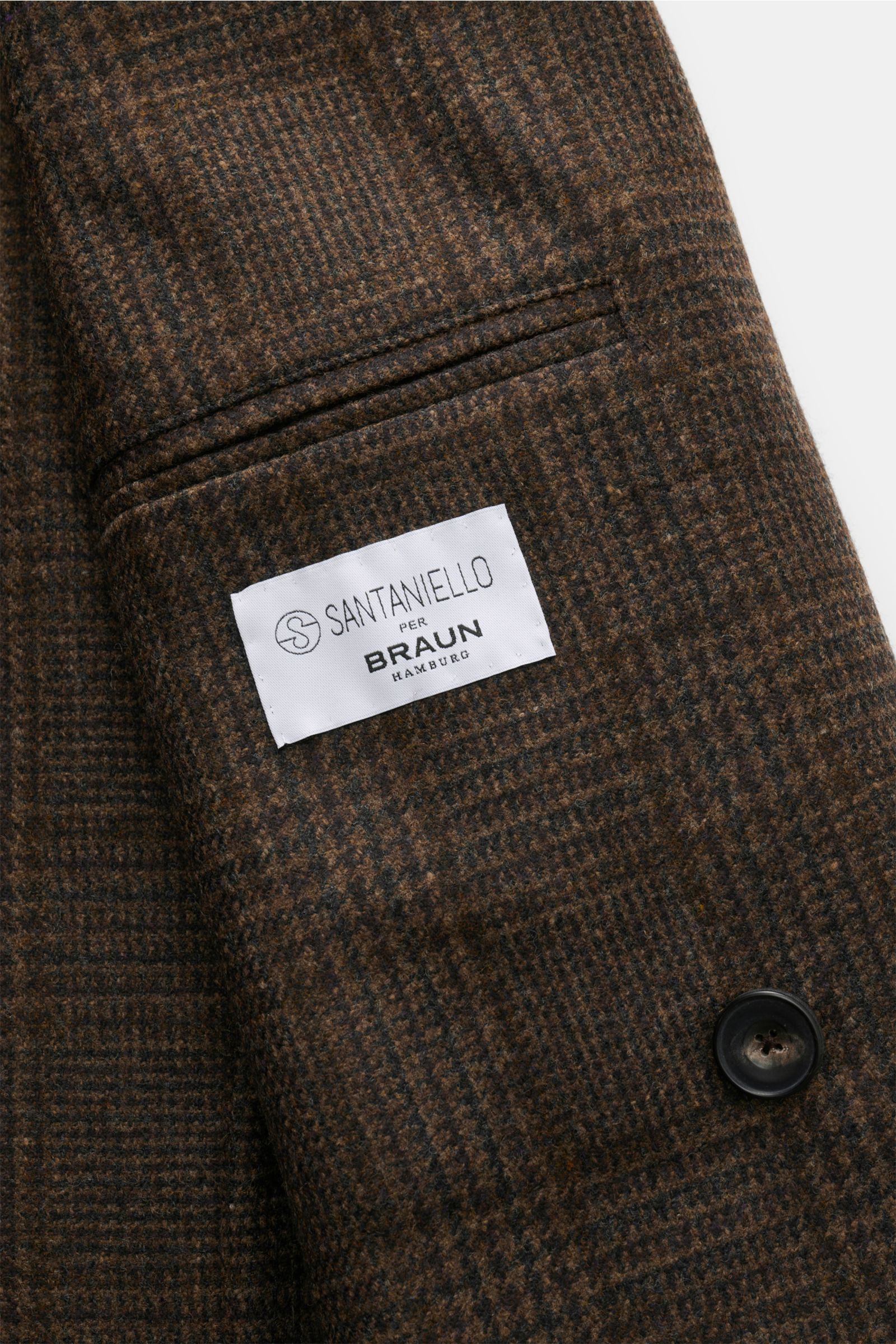 Nahaufnahme des Santaniello Sakko braun/bordeaux/anthrazit kariert mit Glencheck-Muster, weichem Wollstoff, dreireihigem Knopf und Innenetikett, seitliche Perspektive.