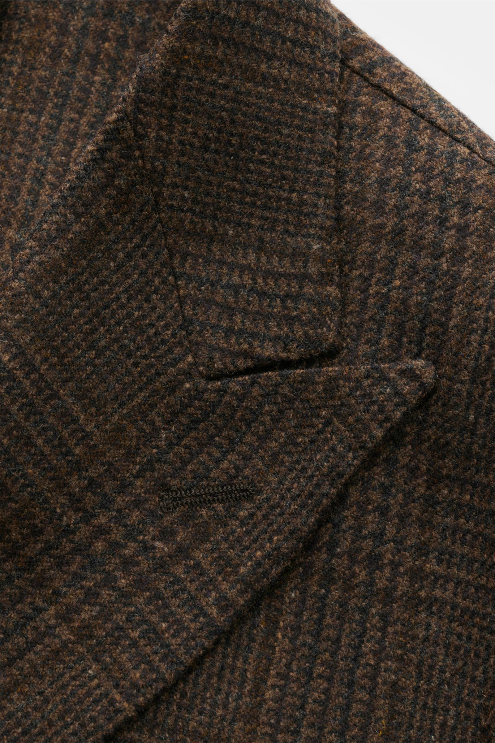 Nahaufnahme von Revers und Brusttasche des Santaniello Sakko braun/bordeaux/anthrazit kariert aus reiner Wolle mit Glencheck, Slim Fit, weichem Griff.