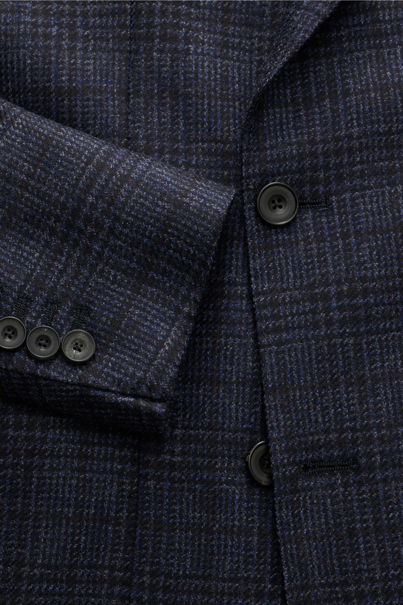 Close-up front view of the Santaniello Smart-casual jacket dark blue/grey/black checked in pure wool with slim fit and classic glen check pattern. Classic elegance for the new season: This double-breasted smart-casual jacket by SANTANIELLO in fine wool wi