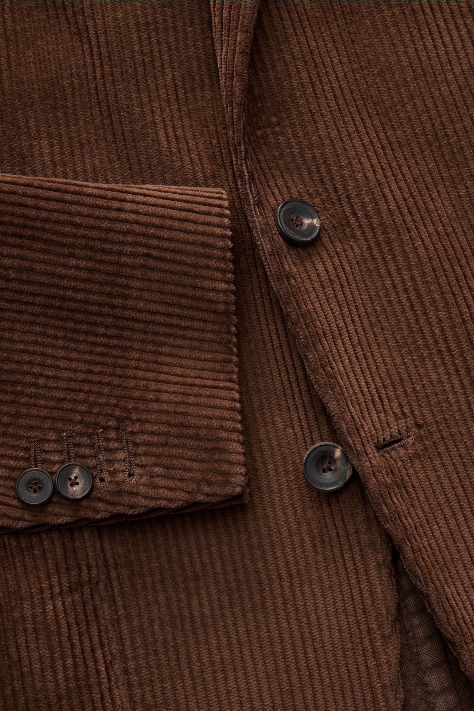 Nahaufnahme des braunen Santaniello Cordsakkos aus Baumwoll-Cord im Slim Fit mit tailliertem Zwei-Knopf-Stil, fallendem Revers und Kissing Buttons.