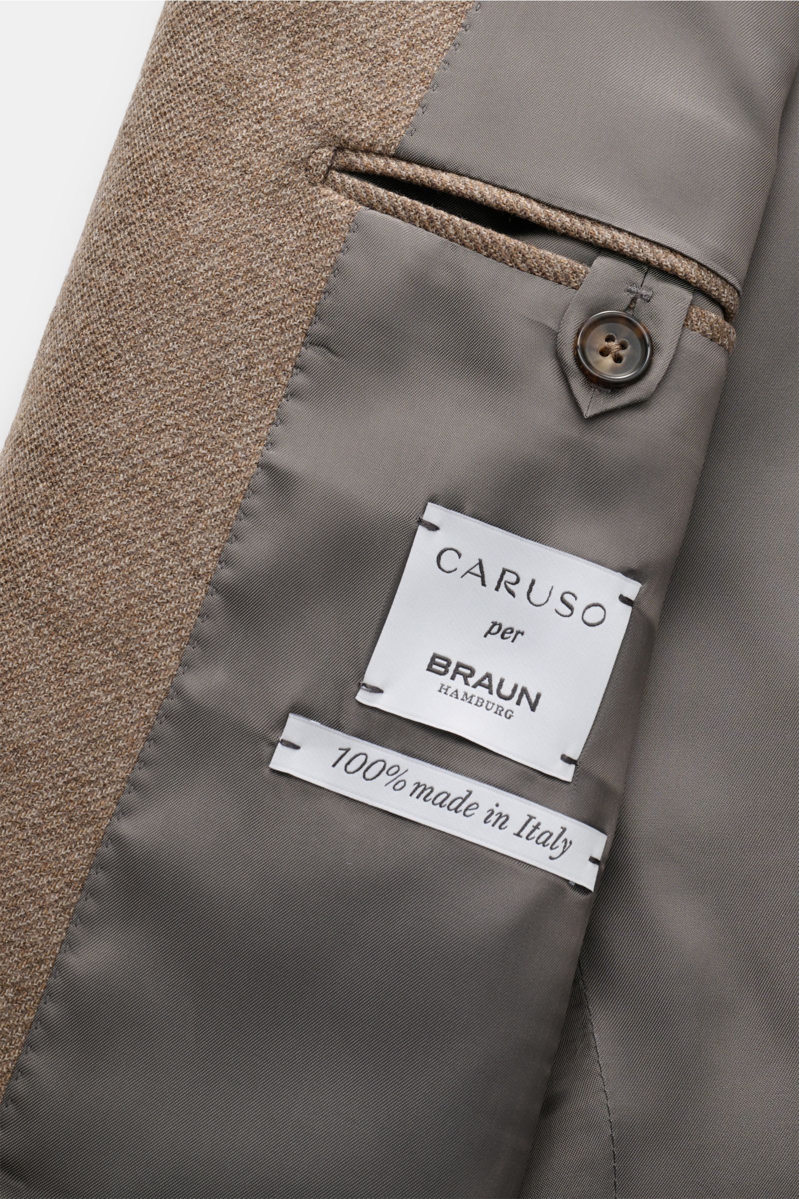 Nahaufnahme der Innenseite des Caruso Sakko 'Aida' beige meliert mit weichem Futter, Innentasche, Knopf und Wollsiegel, Detailansicht.