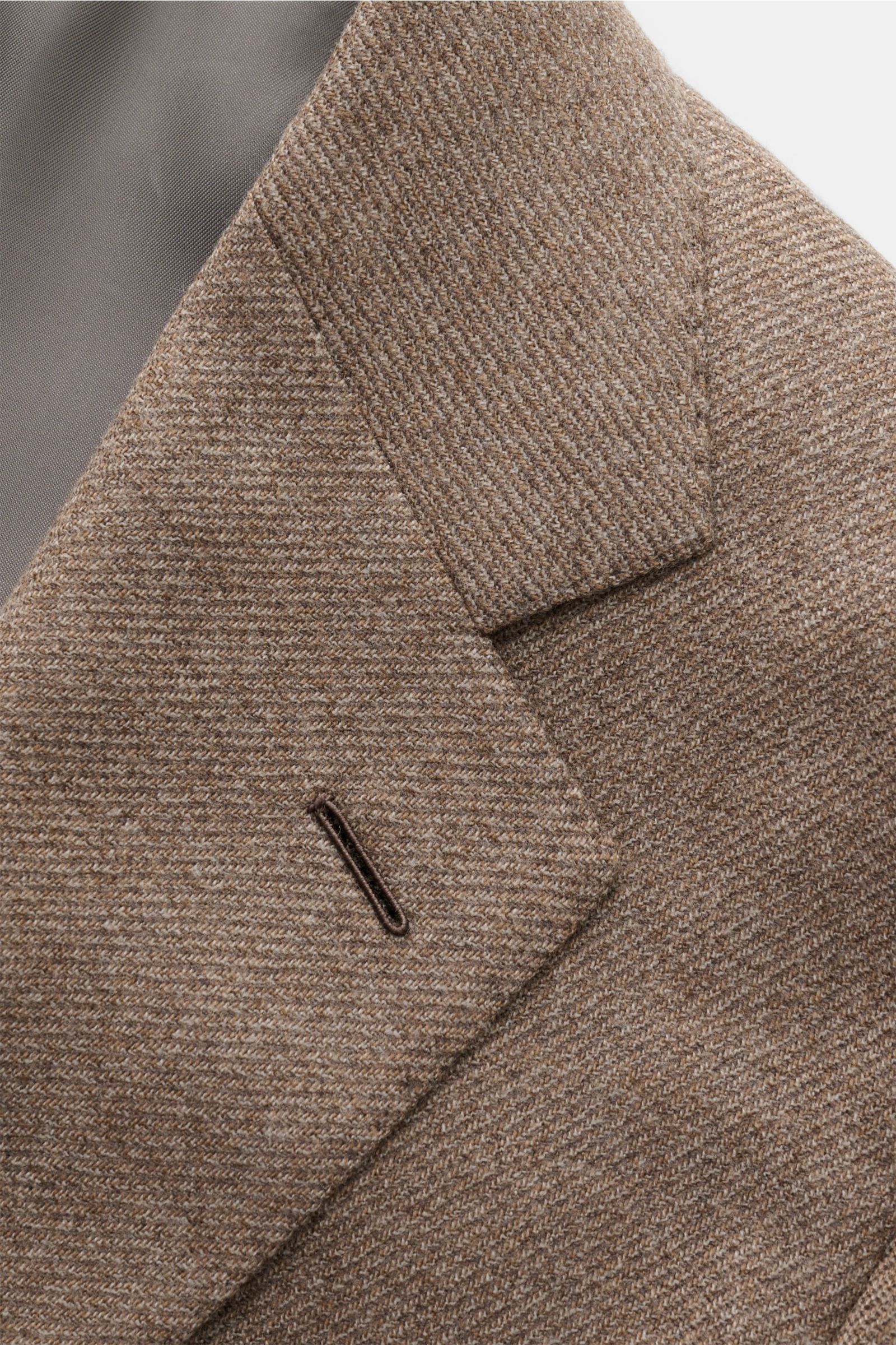 Nahaufnahme des fallenden Revers und der Brusttasche des Caruso Sakko 'Aida' beige meliert aus reiner Wolle mit Slim Fit und feiner Struktur.