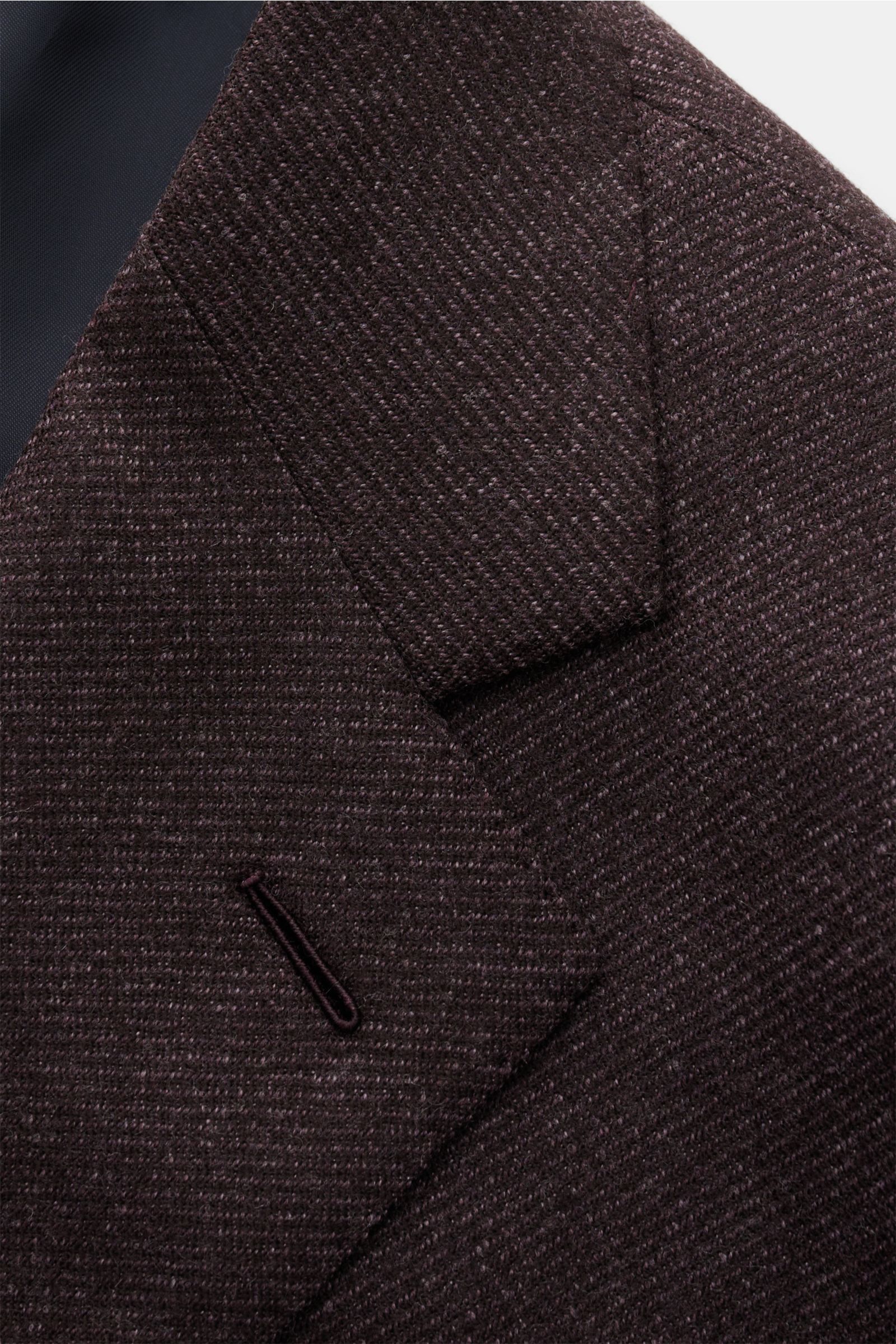 Caruso Sakko 'Aida' dunkelbraun meliert, Slim Fit, reine Wolle, fallendes Revers, Zwei-Knopf-Stil, Nahaufnahme der Front und Schulter.