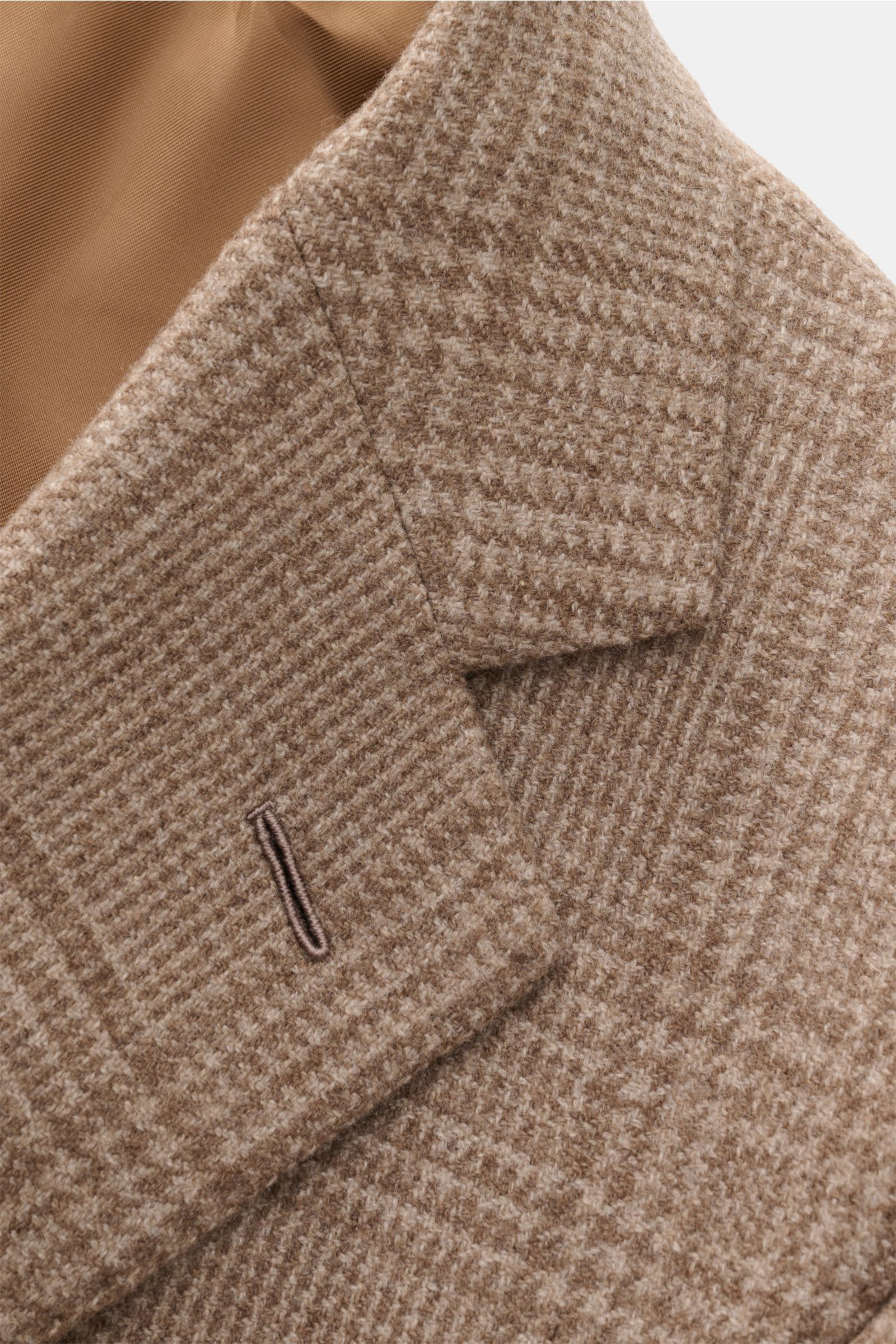 Nahaufnahme des Caruso Cashmere Sakkos 'Aida' braun/graubraun kariert mit softem Griff, tonalem Glencheck, fallendem Revers und Innenfutter, seitlich fotografiert.