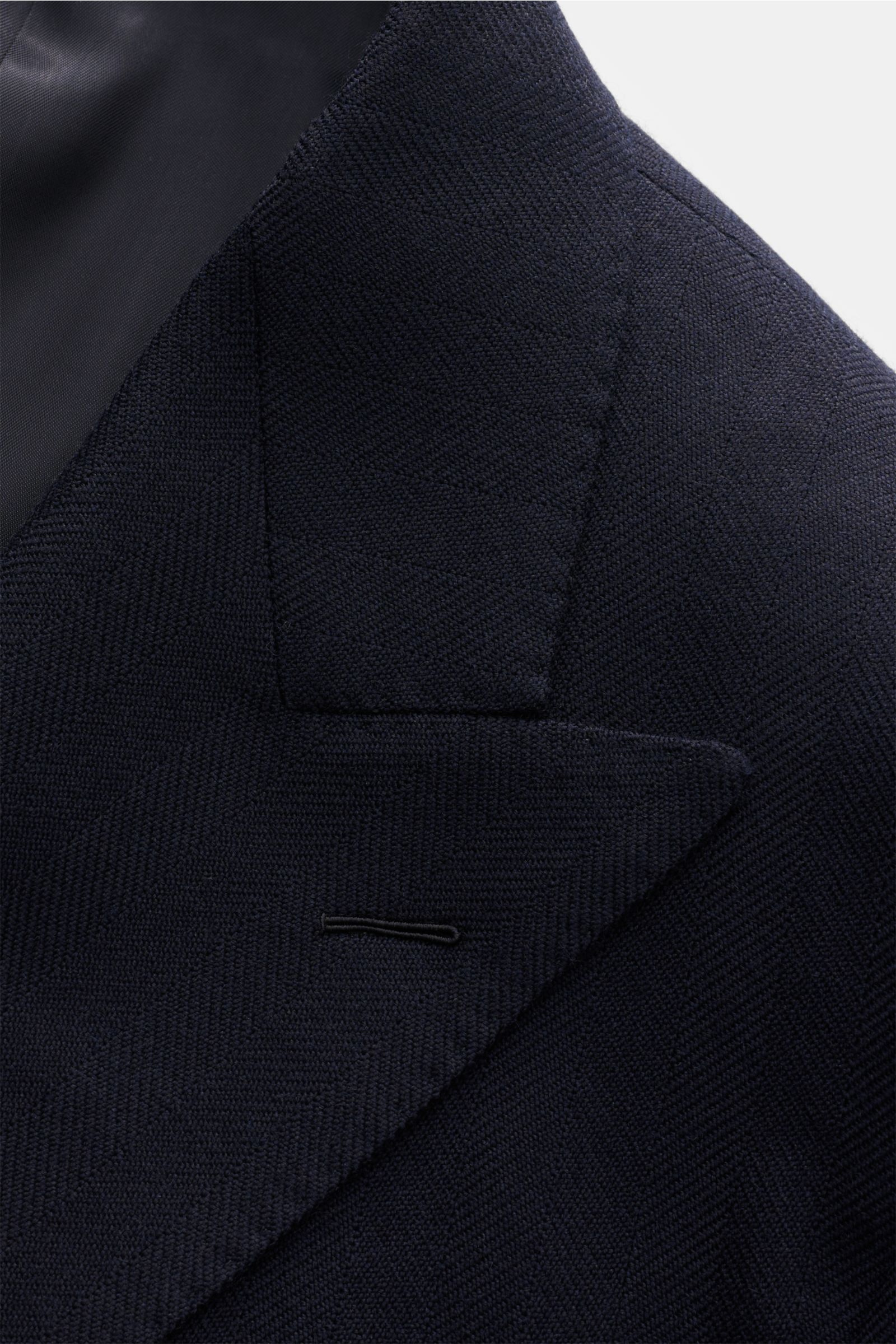 Close-up front-angle view of Caruso Sakko 'Aida' navy showing fine tonal herringbone wool texture and notch lapel. Feine Webstruktur, italienische Eleganz – das Sakko 'Aida' von CARUSO im zweireihigen Drei-Knopf-Stil ist gemacht für stilbewusste Auftritte