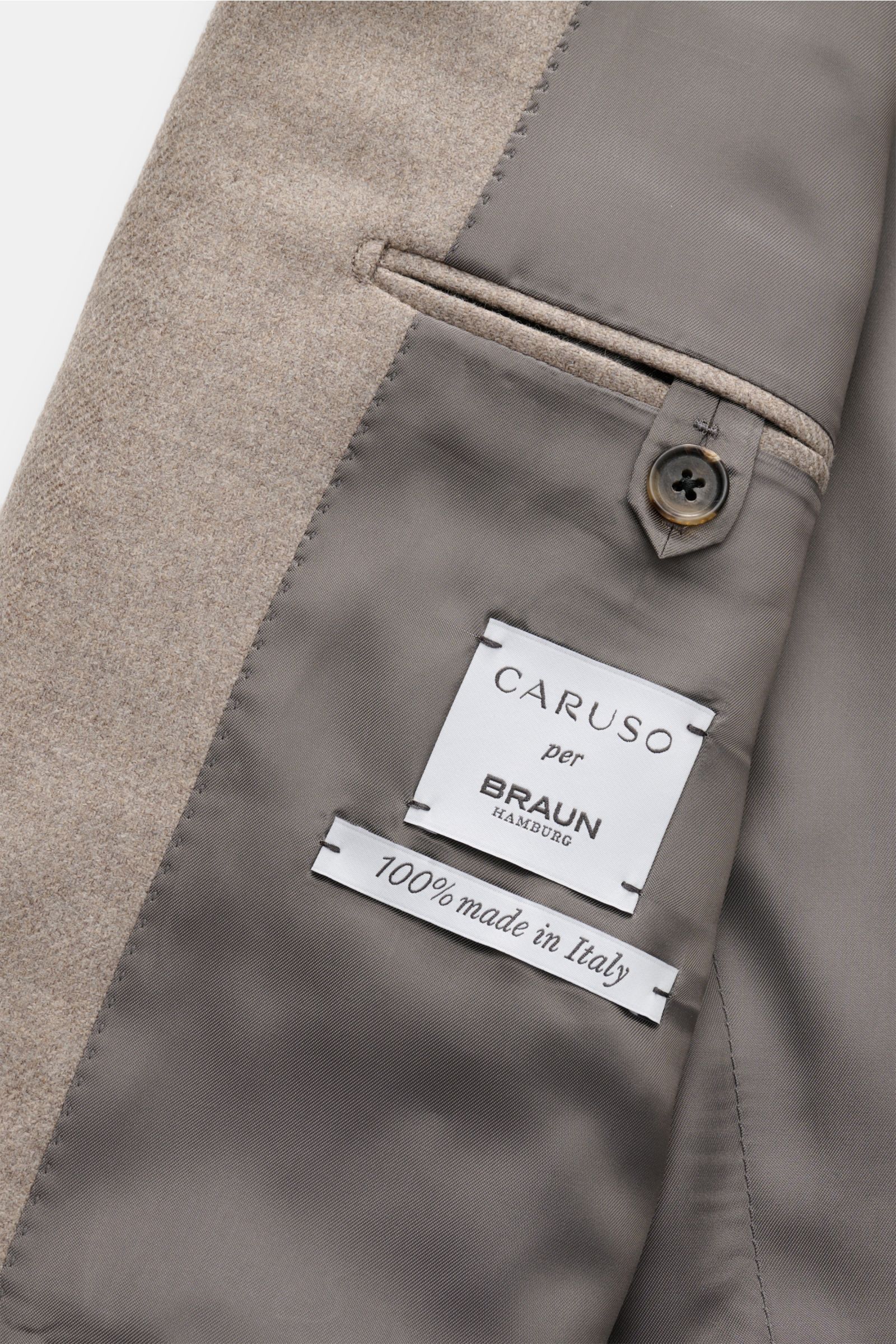 Nahaufnahme des Innenfutters vom Caruso Sakko 'Aida' beige meliert mit Etikett, Innentasche, Knopf und hochwertigem Woll-Cashmere-Mix.