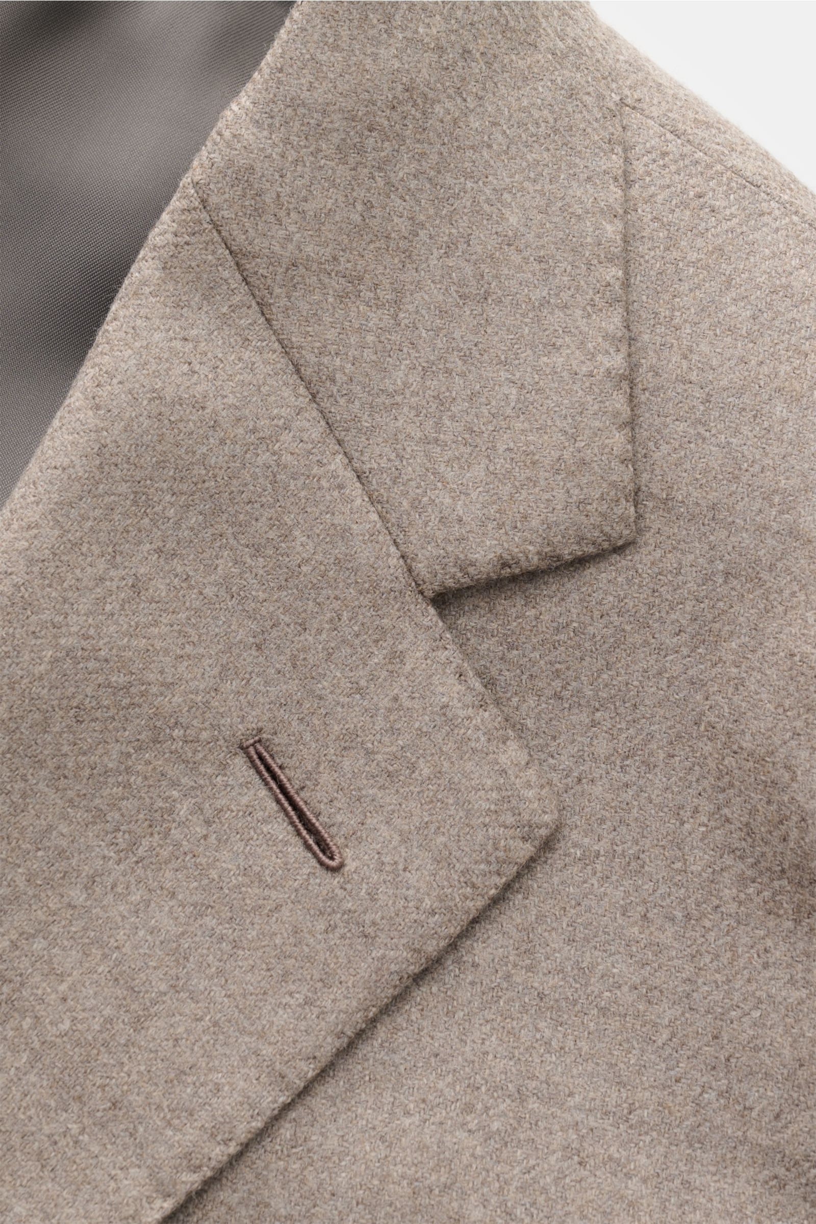 Caruso Sakko 'Aida' beige meliert im Detail aus schräger Nahaufnahme, taillierter Zwei-Knopf-Stil mit fallendem Revers aus Wolle mit Cashmere-Anteil.