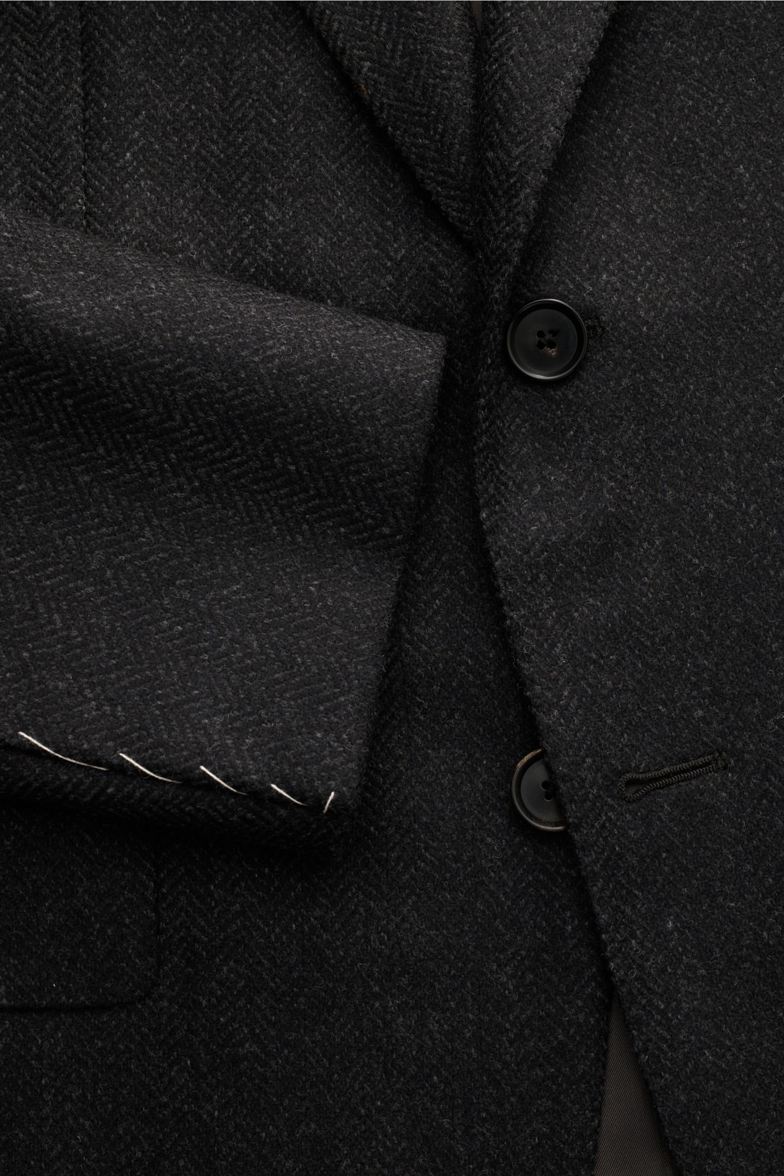 Caruso Sakko 'Aida' anthrazit/dunkelgrau meliert, Slim Fit, tonaler Fischgrat, Zwei-Knopf-Stil, fallendes Revers, weicher Woll-Cashmere-Griff, Detailansicht von vorne.