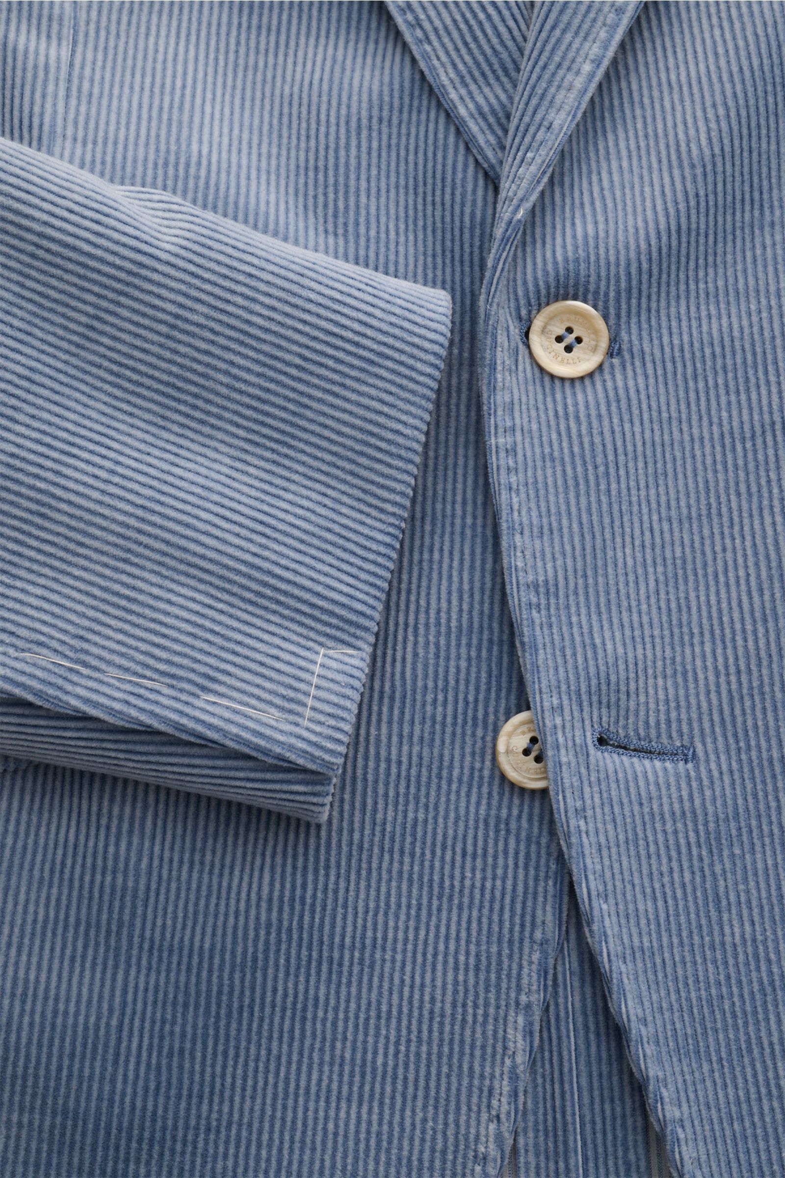 Brunello Cucinelli Cordsakko rauchblau in Nahaufnahme von vorne, Slim Fit, taillierter Drei-Knopf-Stil, weicher Baumwoll-Cashmere-Cord.