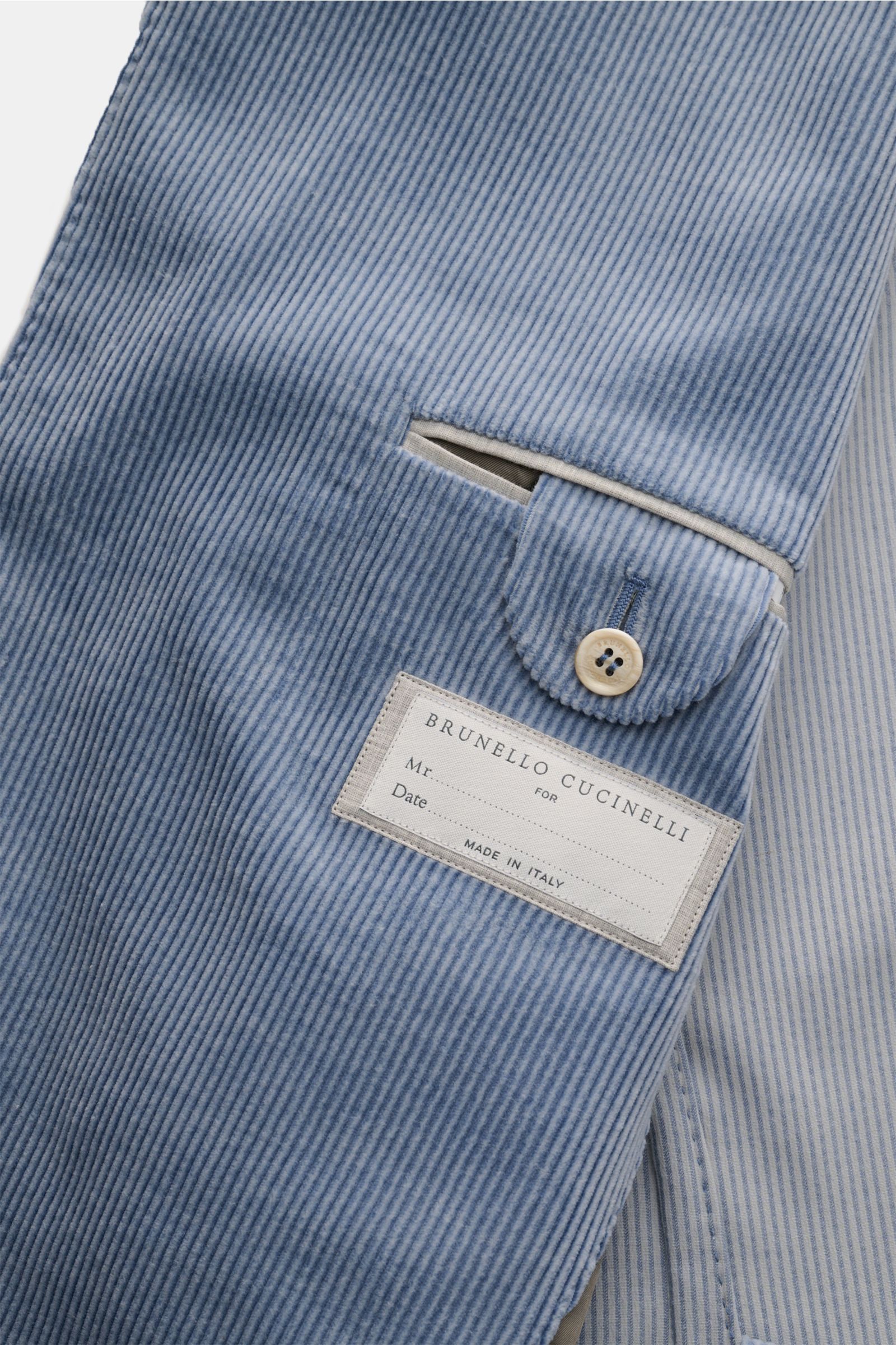 Brunello Cucinelli Cordsakko rauchblau, Detailaufnahme innen mit Label und Knopf, weicher Baumwoll-Cashmere-Mix, Slim Fit, Drei-Knopf-Stil.