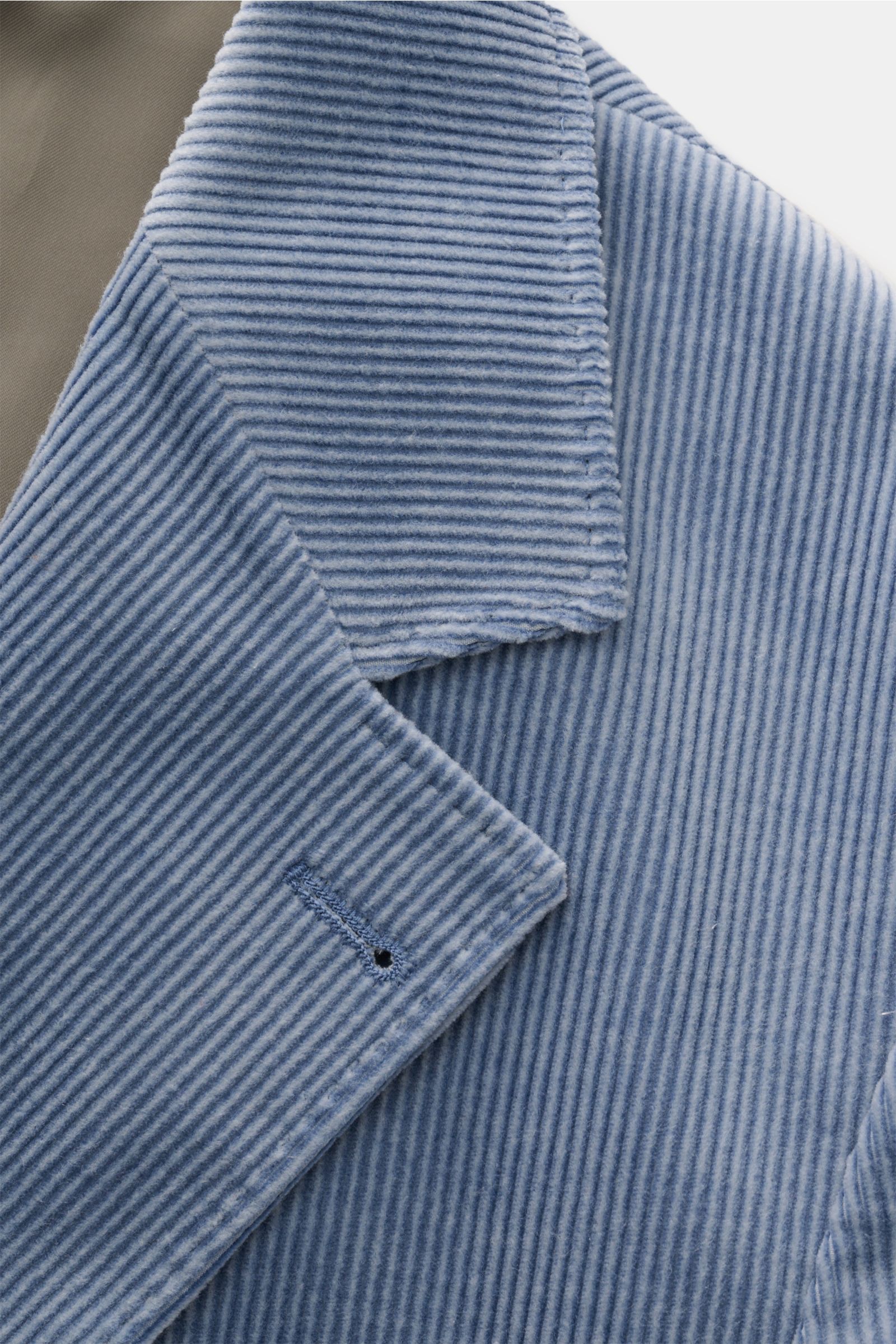 Brunello Cucinelli Cordsakko rauchblau, Nahaufnahme von Revers und Kragen, Baumwoll-Cashmere, Slim Fit, drei Knöpfe, weicher Griff, leicht elastisch.