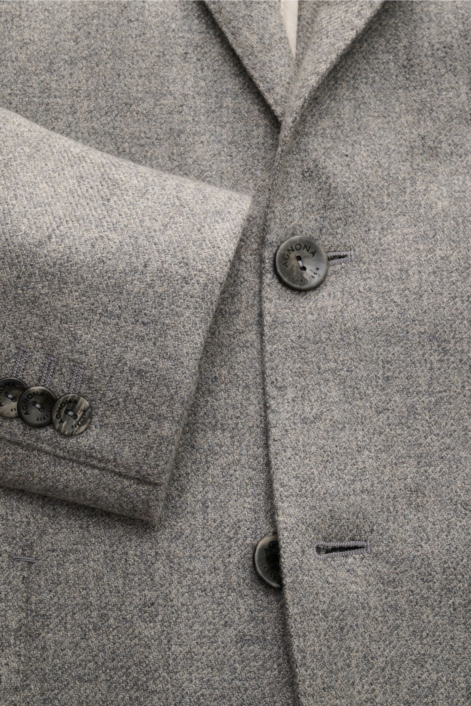 Agnona Cashmere Sakko grau meliert, Detailaufnahme Vorderseite und Ärmel, taillierter Zwei-Knopf-Stil, weicher Griff, Kissing Buttons.