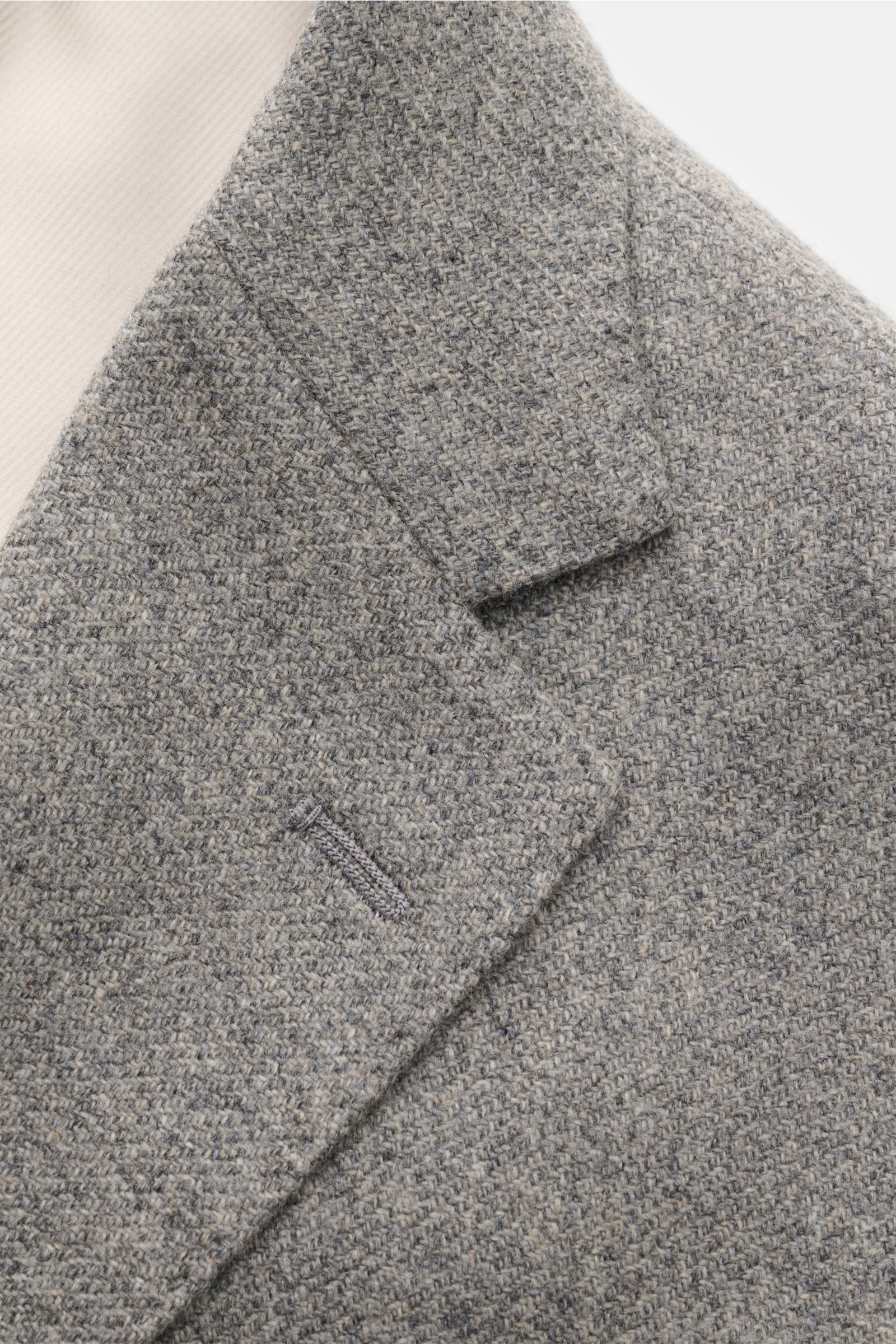 Ausschnitt des taillierten Agnona Cashmere Sakko grau meliert mit fallendem Revers und feiner melierter Struktur, halb gefüttert, Slim Fit.