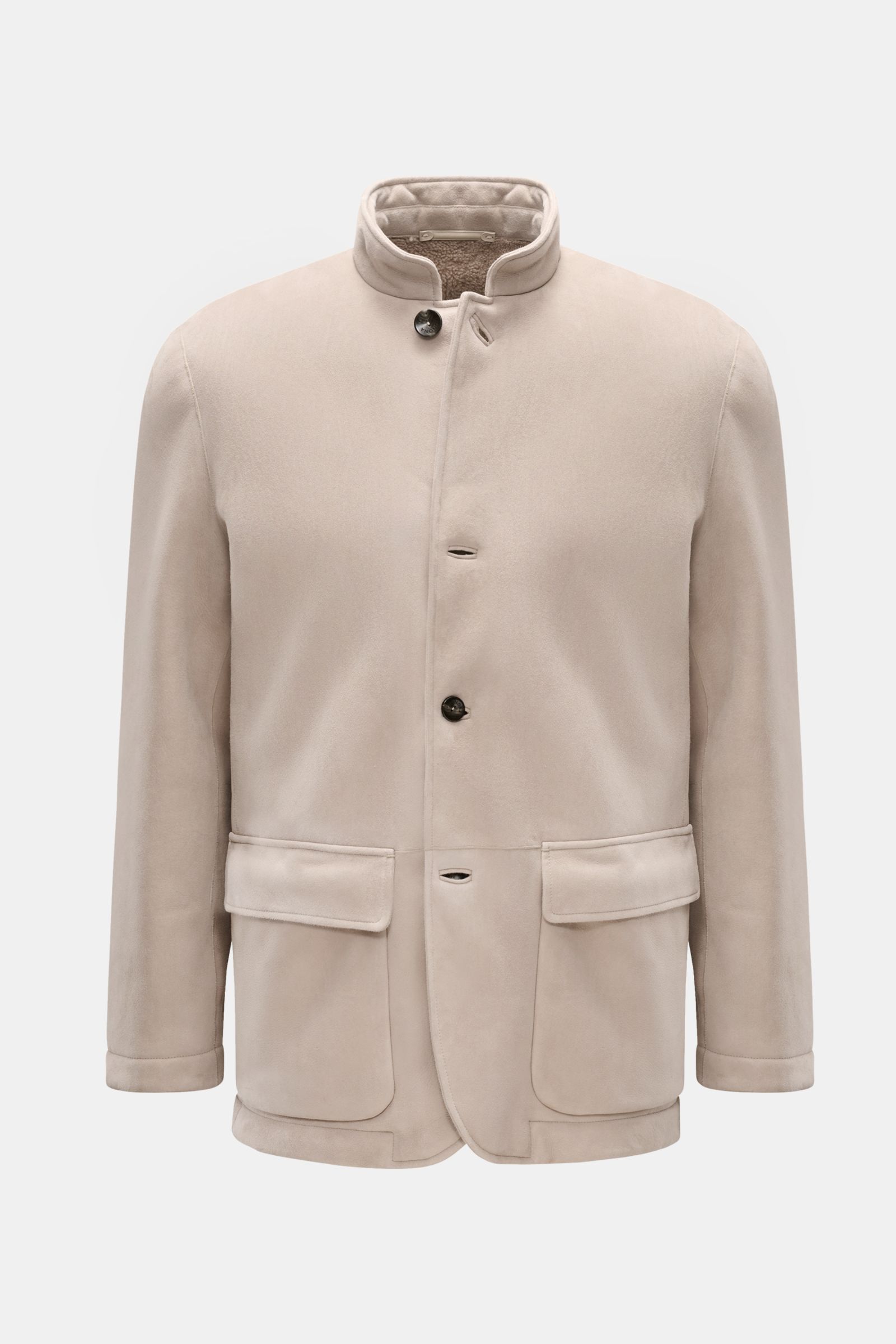 Frontale Nahaufnahme der Agnona Lammfelljacke sand im Sakko-Stil mit Stehkragen, aufgesetzten Taschen, Metall-Logo und weichem Lammleder.