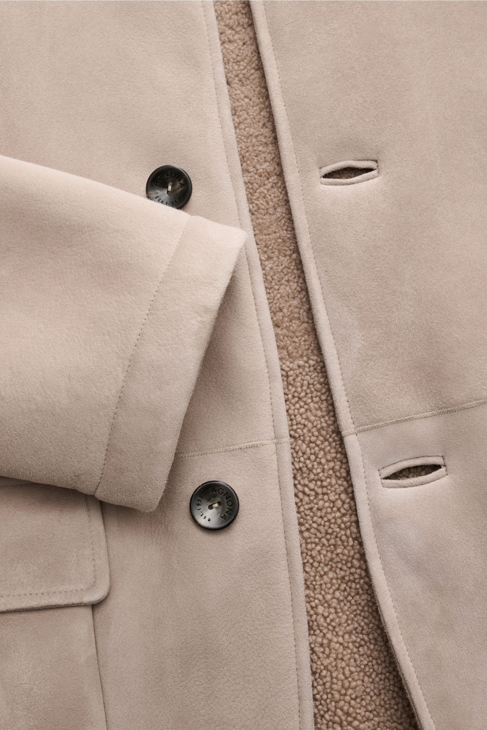 Nahaufnahme der Agnona Lammfelljacke sand im Sakko-Stil, seitliche Perspektive zeigt edles Lammleder, weiches Futter, Knöpfe mit Logo.