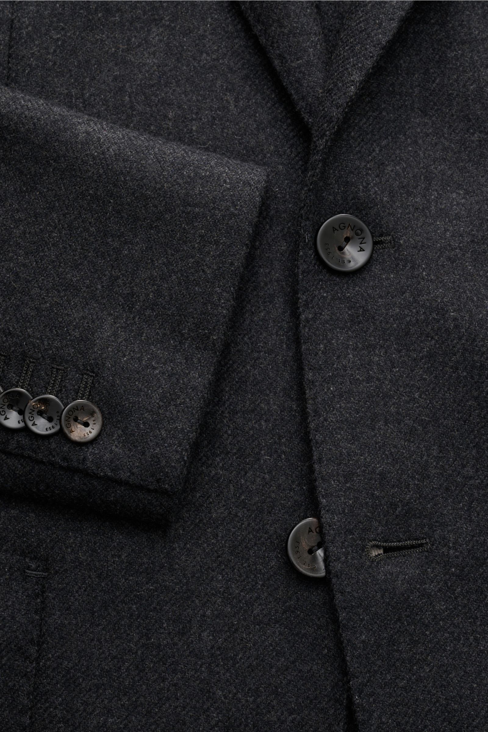 Close-up front view of the Agnona Cashmere Sakko dunkelgrau meliert showing finely textured dark gray cashmere fabric, buttons with Agnona branding, and sleeve cuff details. Feinste Handwerkskunst trifft auf zeitlose Eleganz: Dieses halb gefütterte Sakko 