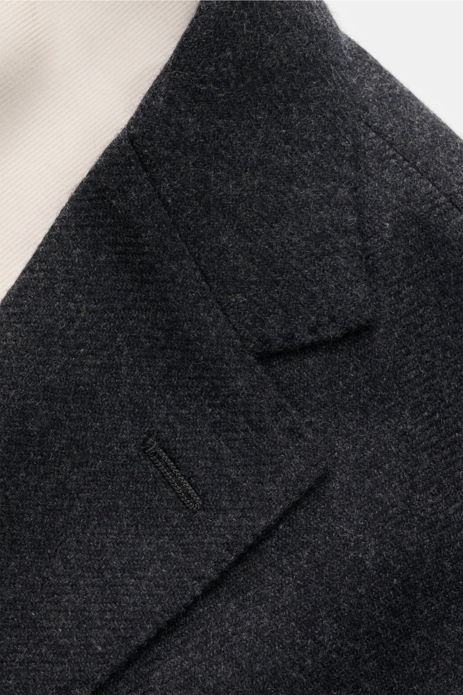 Agnona Cashmere Sakko dunkelgrau meliert, close-up of the lapel and chest pocket from a front angled perspective, showcasing fine craftsmanship and soft texture. Feinste Handwerkskunst trifft auf zeitlose Eleganz: Dieses halb gefütterte Sakko aus reinem C