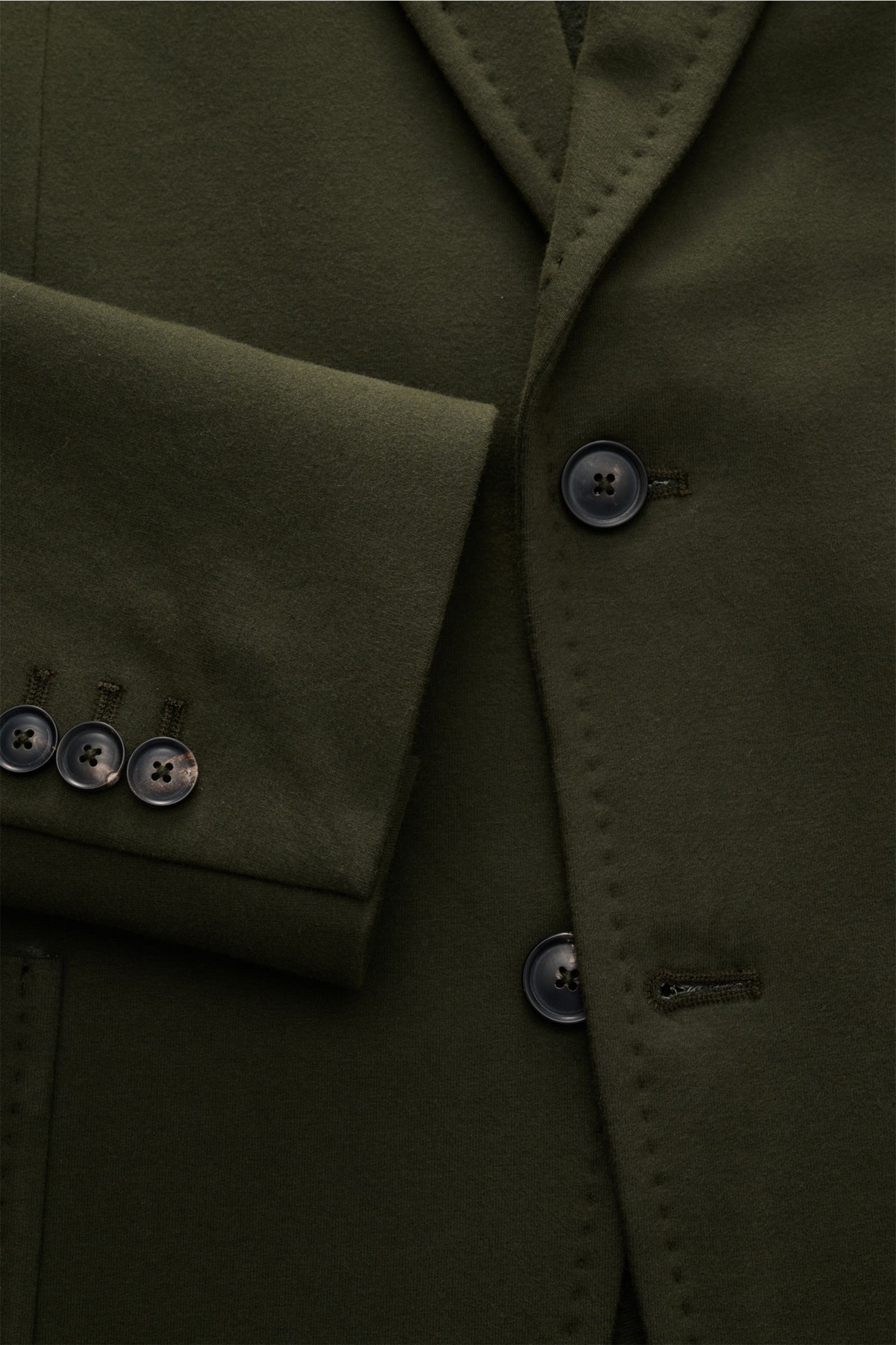 Circolo 1901 Jersey-Sakko graugrün aus elastischer Baumwolle, Slim Fit, Zwei-Knopf-Stil, fallendes Revers, Nahaufnahme von Knöpfen und Ärmel.