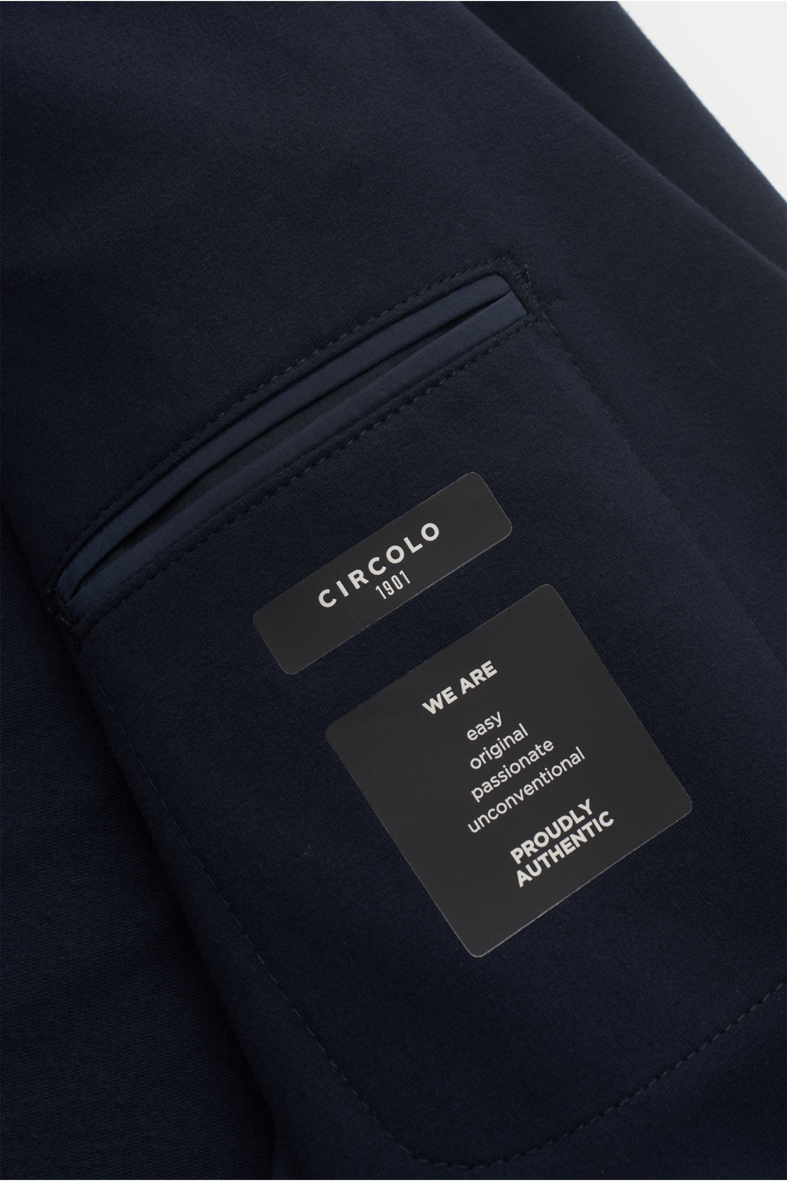 Close-up view of the pocket area of the Circolo 1901 Jersey jacket navy, showcasing its soft navy cotton jersey fabric and detailed stitching.

This slim fit jersey jacket in stretchy cotton by CIRCOLO 1901 features a contemporary unconstructed design 