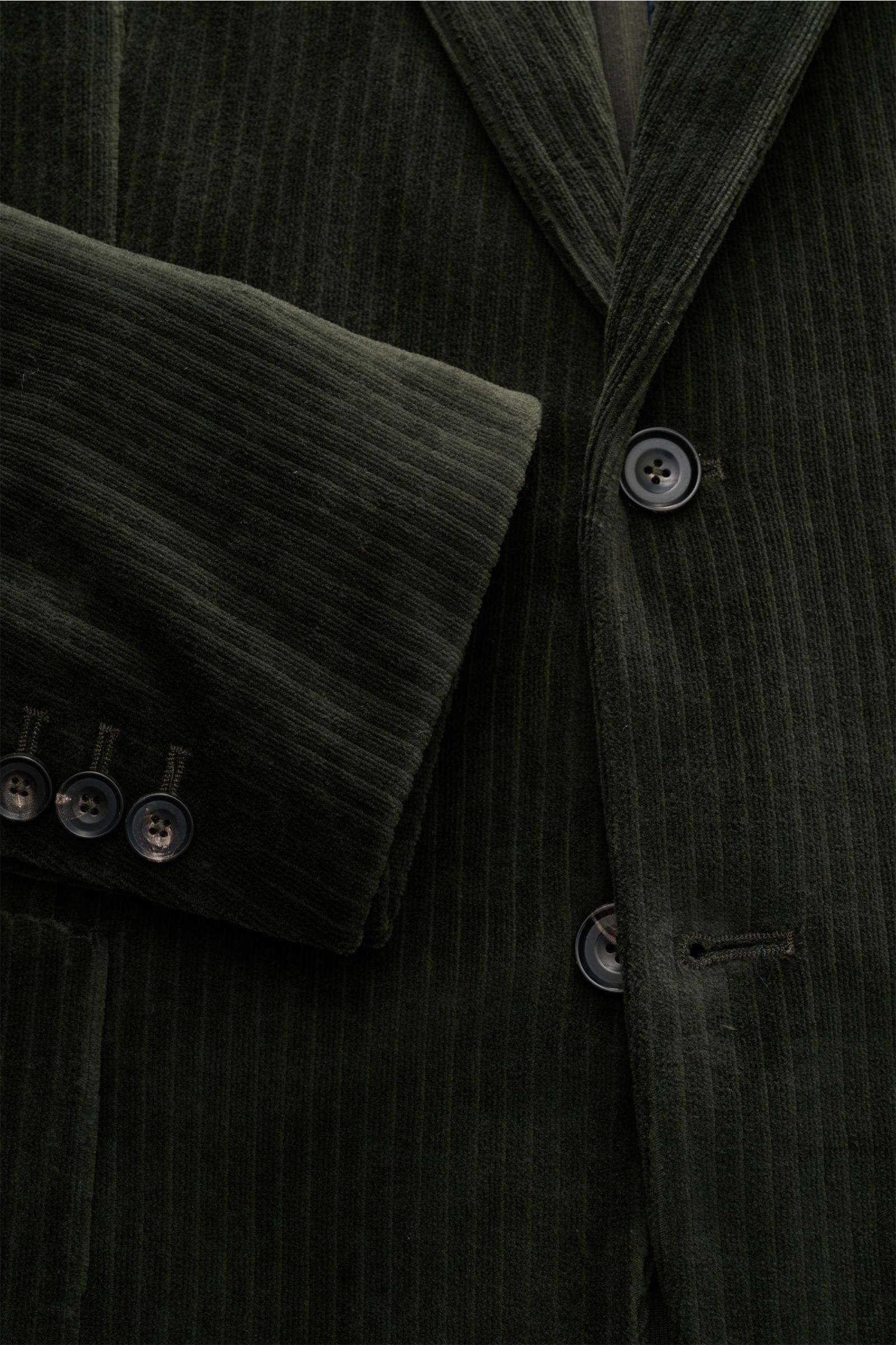Circolo 1901 Cordsakko dunkelgrün aus samtigem Baumwollmix im Slim Fit, detailreich von vorne mit Knöpfen und Cordstruktur zu sehen.
