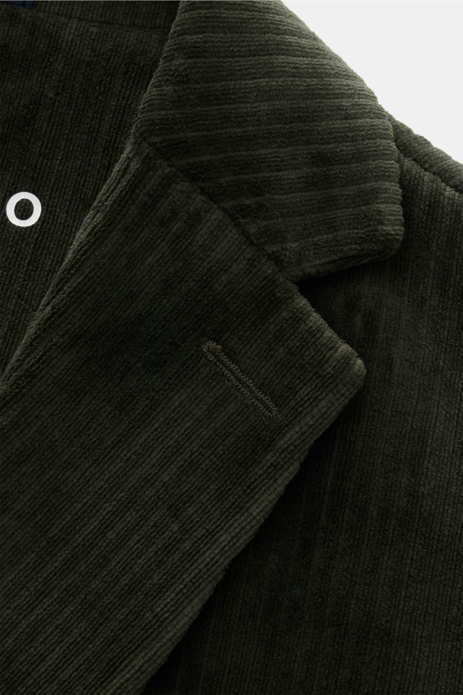 Circolo 1901 Cordsakko dunkelgrün, slim Fit, Unconstructed-Design, samtige Baumwoll-Jersey Cordstruktur, fallendes Revers, Zwei-Knopf-Stil, Nahaufnahme von Kragen und Brusttasche.