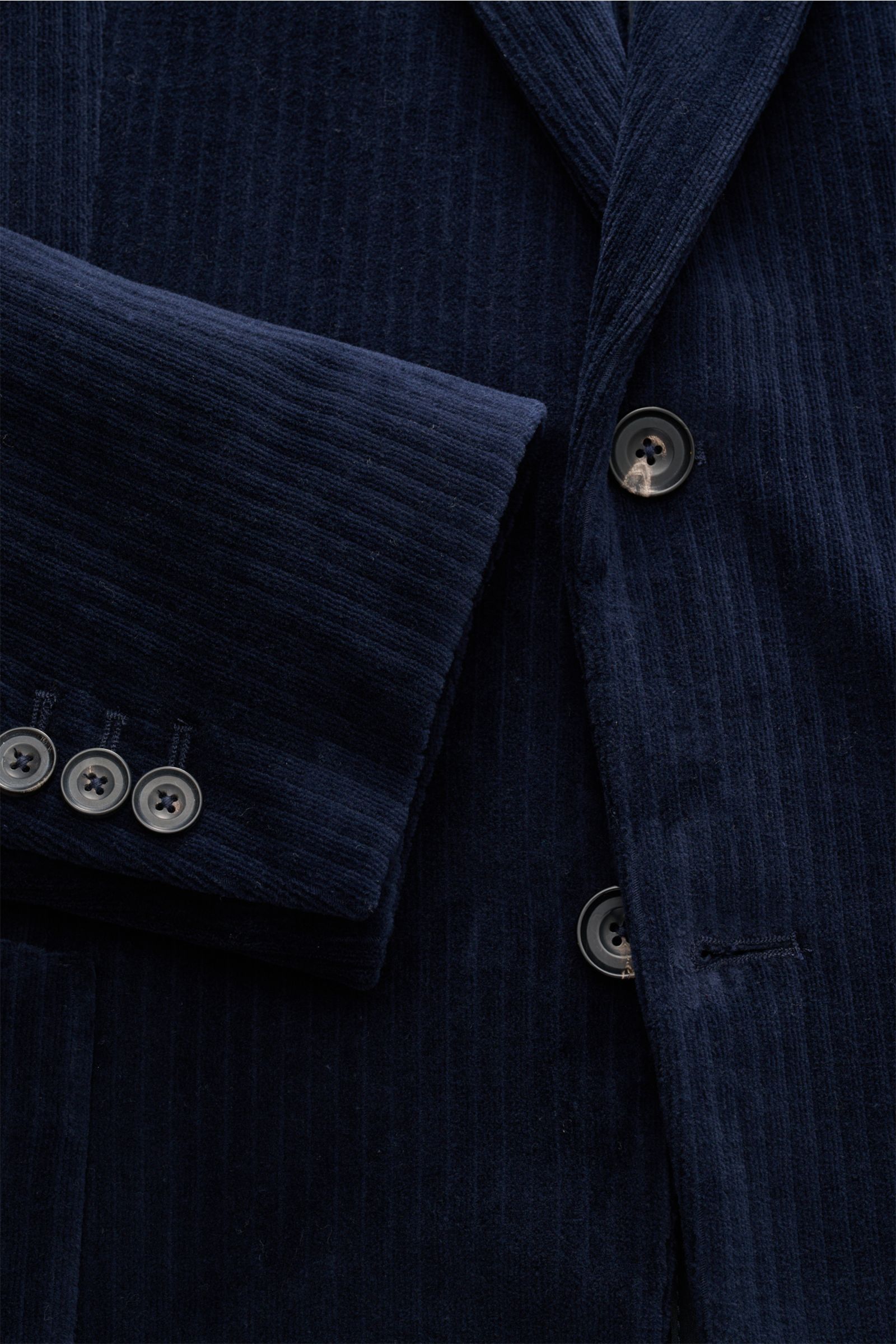 Close-up front view of the Circolo 1901 Cordsakko navy showing the slim fit, soft unconstructed corduroy fabric with a velvet touch, two-button style, and sleeve buttons.

Leichte Konstruktion und edle Materialqualität verbindet CIRCOLO 1901 bei diesem