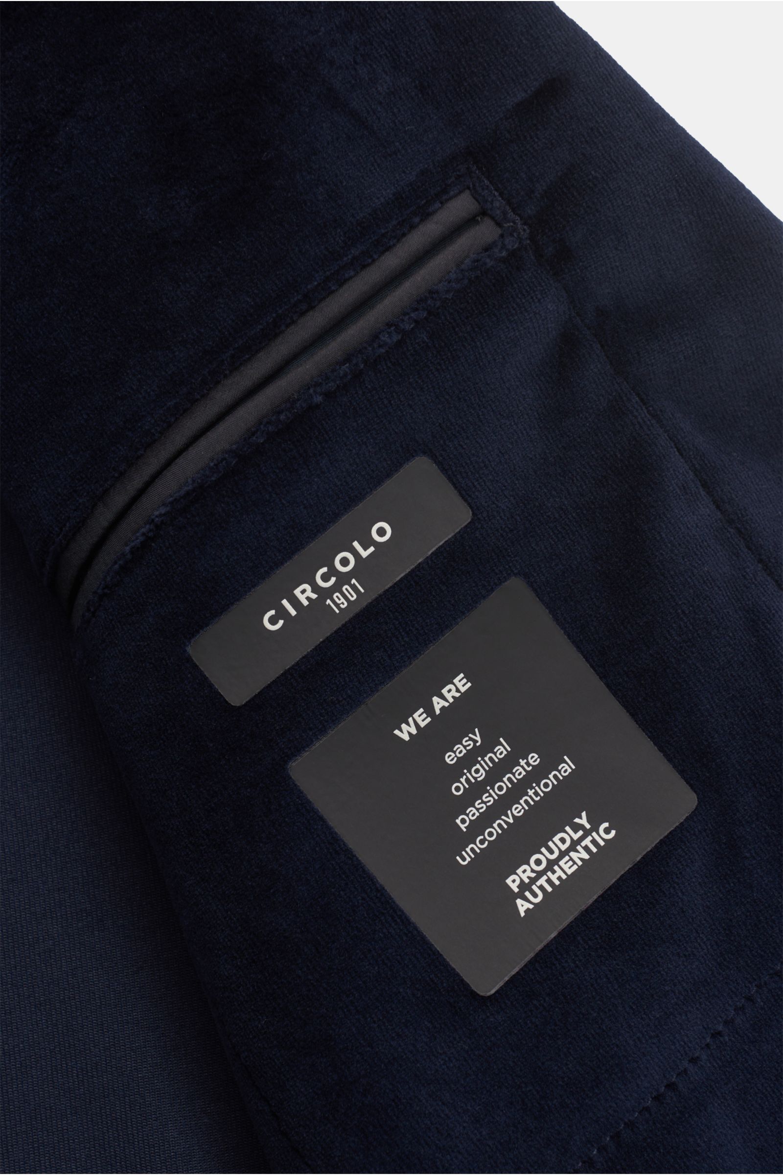 Nahaufnahme der Innentasche des Circolo 1901 Samtsakko navy aus weichem Jersey-Samt mit Markenlabel, halb gefüttert.