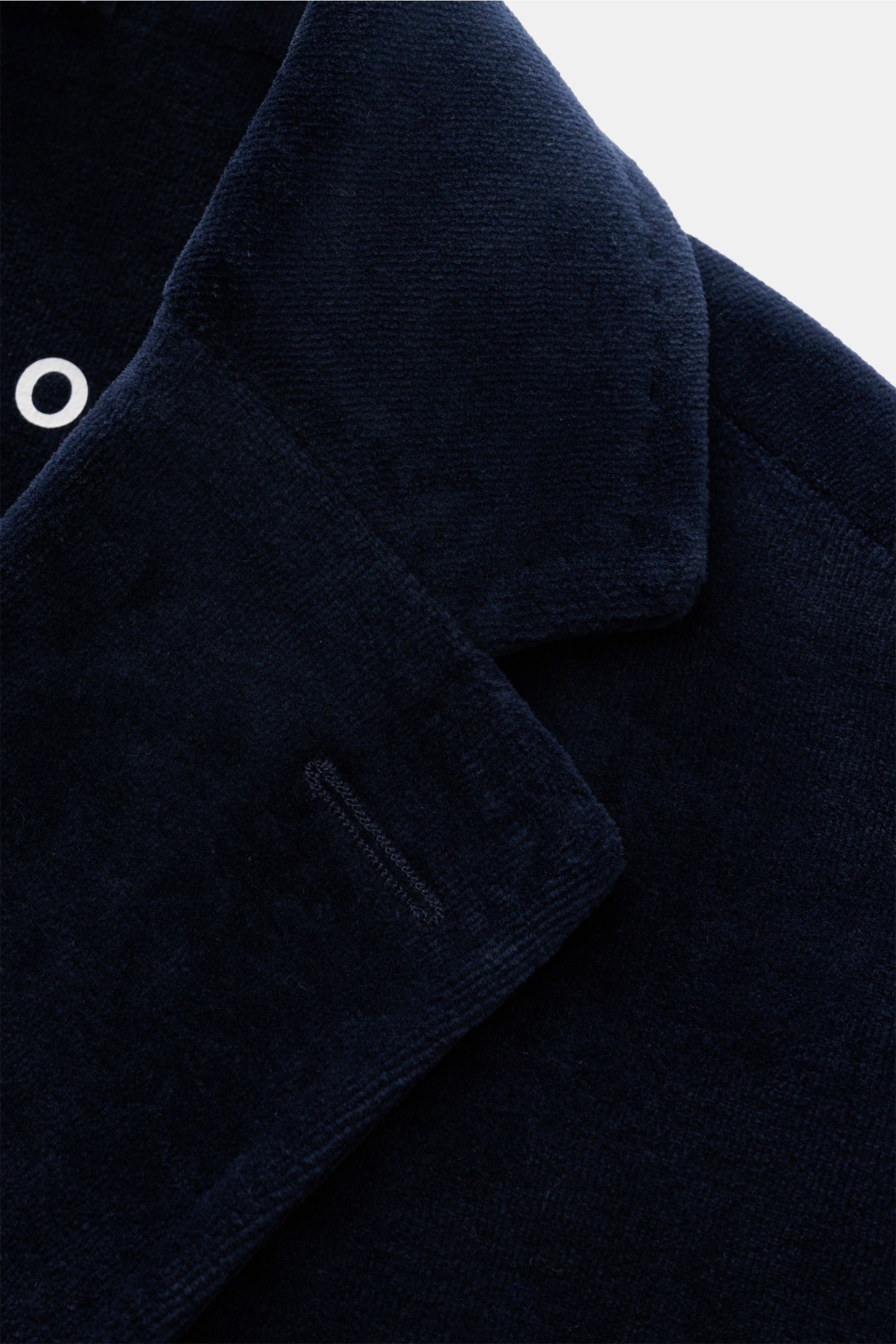 Nahaufnahme des fallenden Revers und Knopfloch des Circolo 1901 Samtsakko navy aus weichem Jersey-Samt, Slim Fit, tailliert.