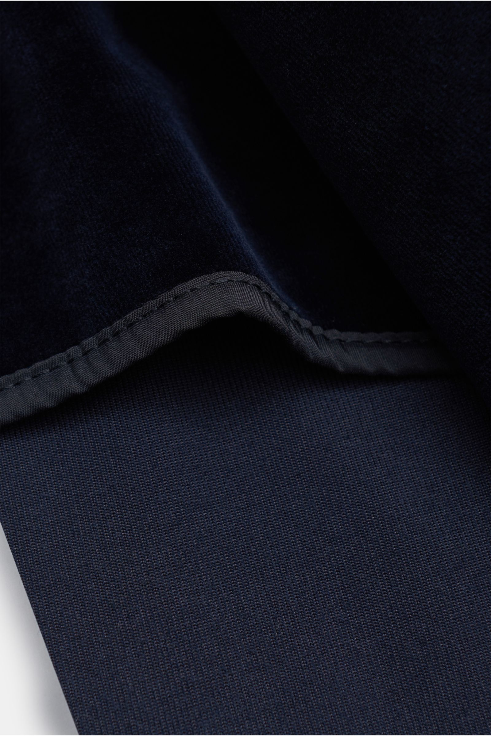Nahaufnahme des Circolo 1901 Samtsakko navy, Jersey-Samt, Slim Fit, tailliert, Zwei-Knopf-Stil, weicher Griff, halb gefüttert, Innen- und Außentaschen.