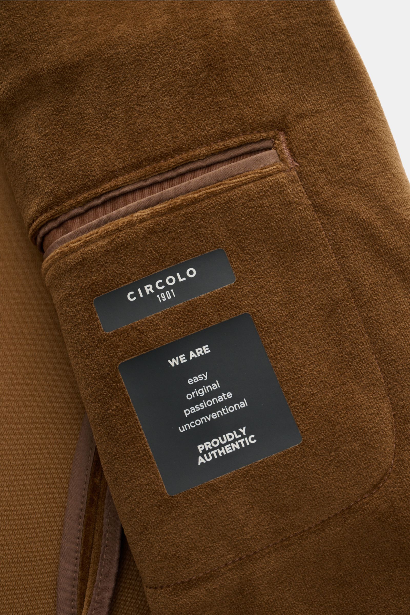 Circolo 1901 Samtsakko hellbraun von innen, Detail der Innentasche mit Jersey-Samt, Slim Fit, zwei Knöpfen, Kissing Buttons, halbfuttert.