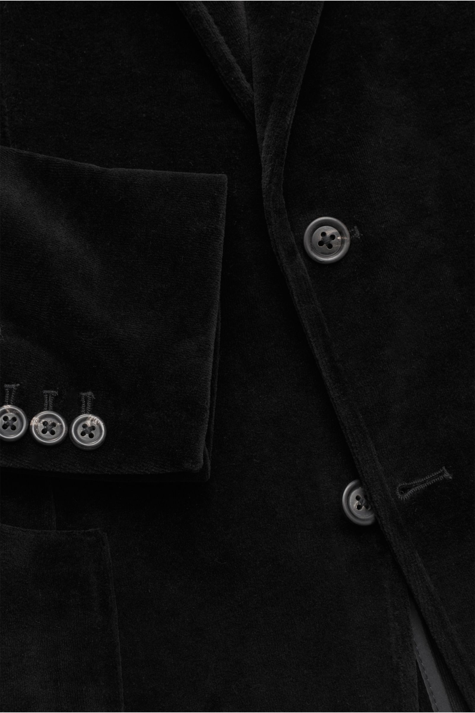 Circolo 1901 Samtsakko schwarz, Nahaufnahme von vorne, Slim Fit Jersey-Samt, tailliert, Zwei-Knopf-Stil, Brust- und Hüfttaschen, Kissing Buttons.