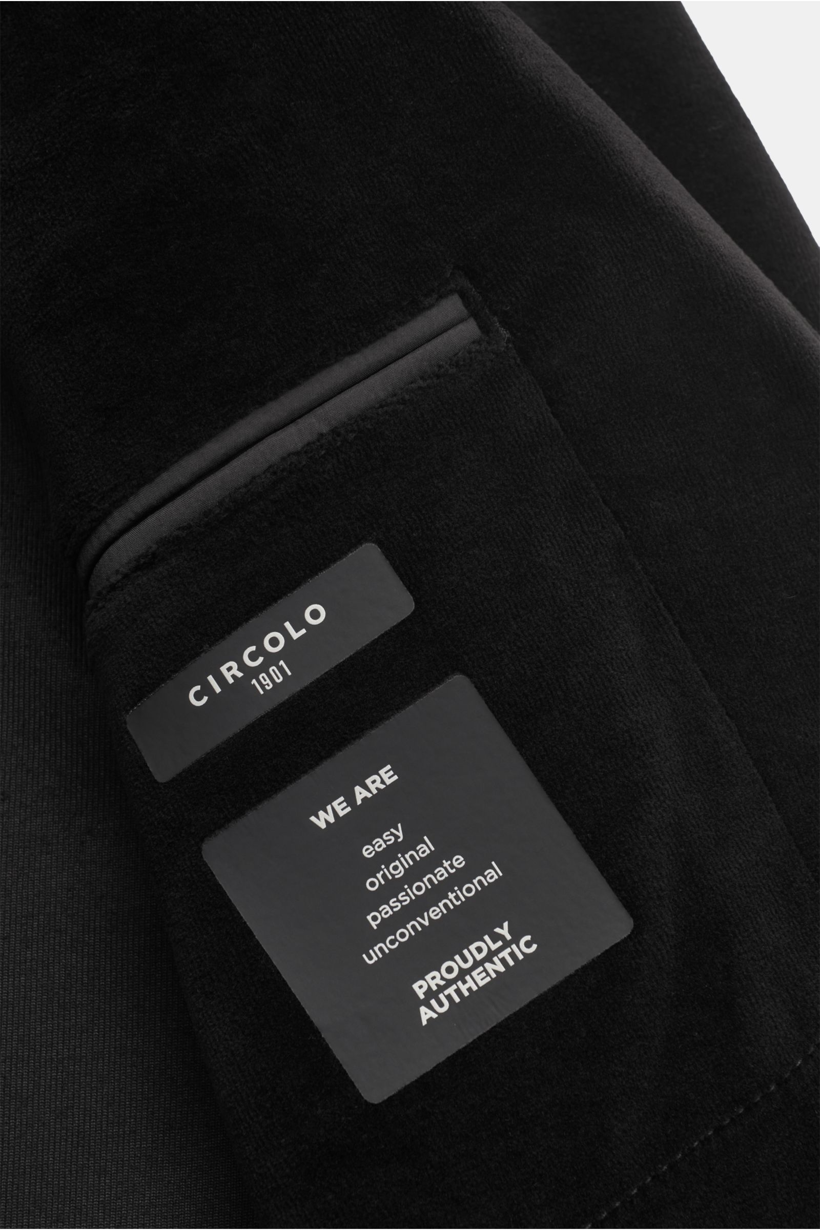 Circolo 1901 Samtsakko schwarz, Detailfoto der Innentasche mit Label, Jersey-Samt, Slim Fit, taillierter Zwei-Knopf-Stil, weicher Griff.