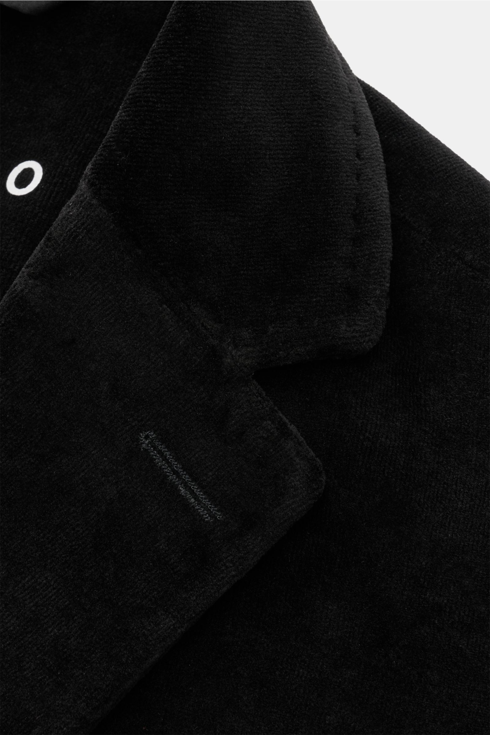Circolo 1901 Samtsakko schwarz, Nahaufnahme des fallenden Revers und Jersey-Samt-Materials, Slim Fit, weicher Griff, taillierter Zwei-Knopf-Stil.