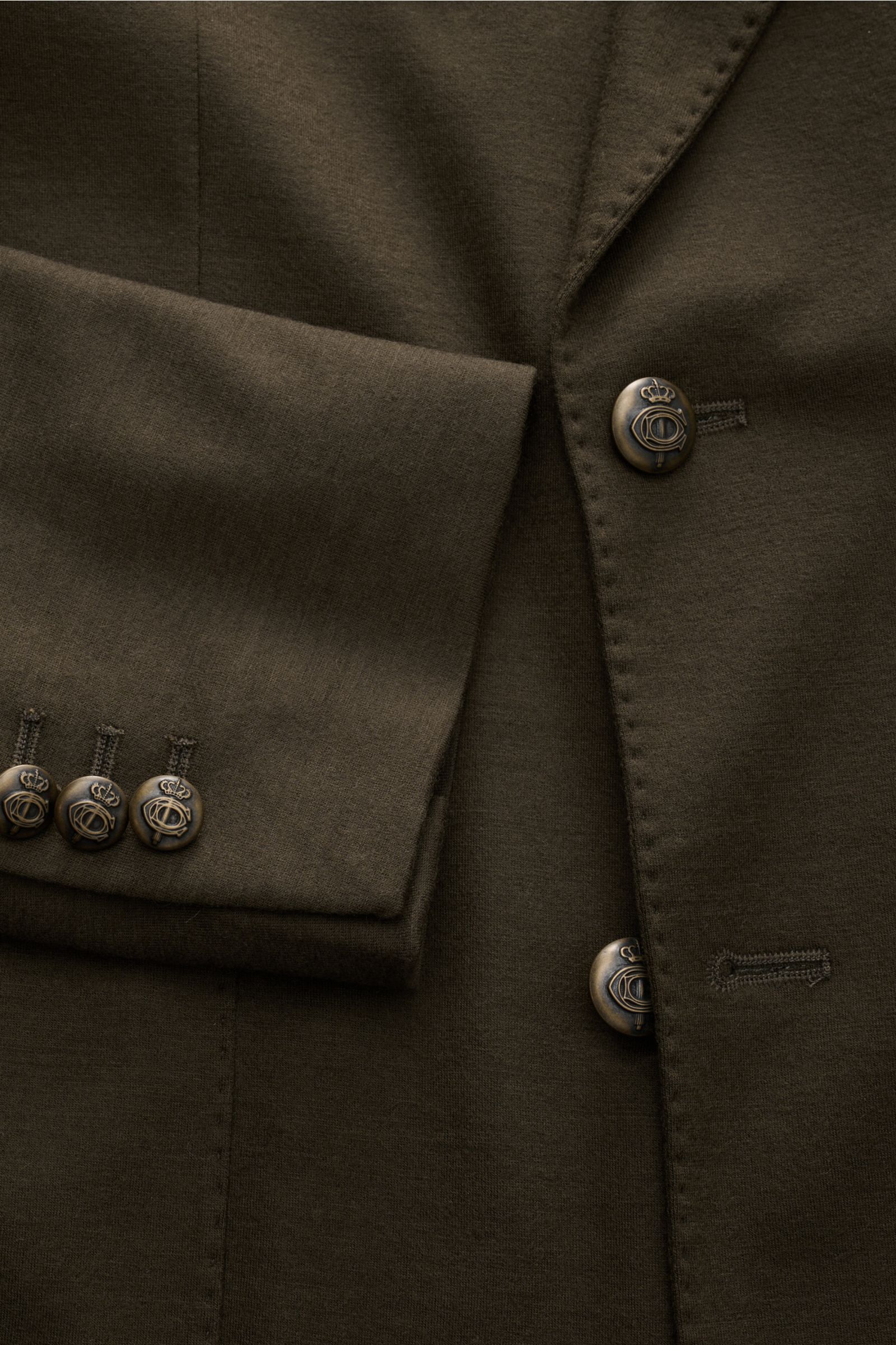 Circolo 1901 Jersey-Sakko oliv, Nahaufnahme von Ärmel und Front mit feinem Wolle-Cashmere-Jersey, Slim Fit, drei Knöpfe, Spitzrevers.