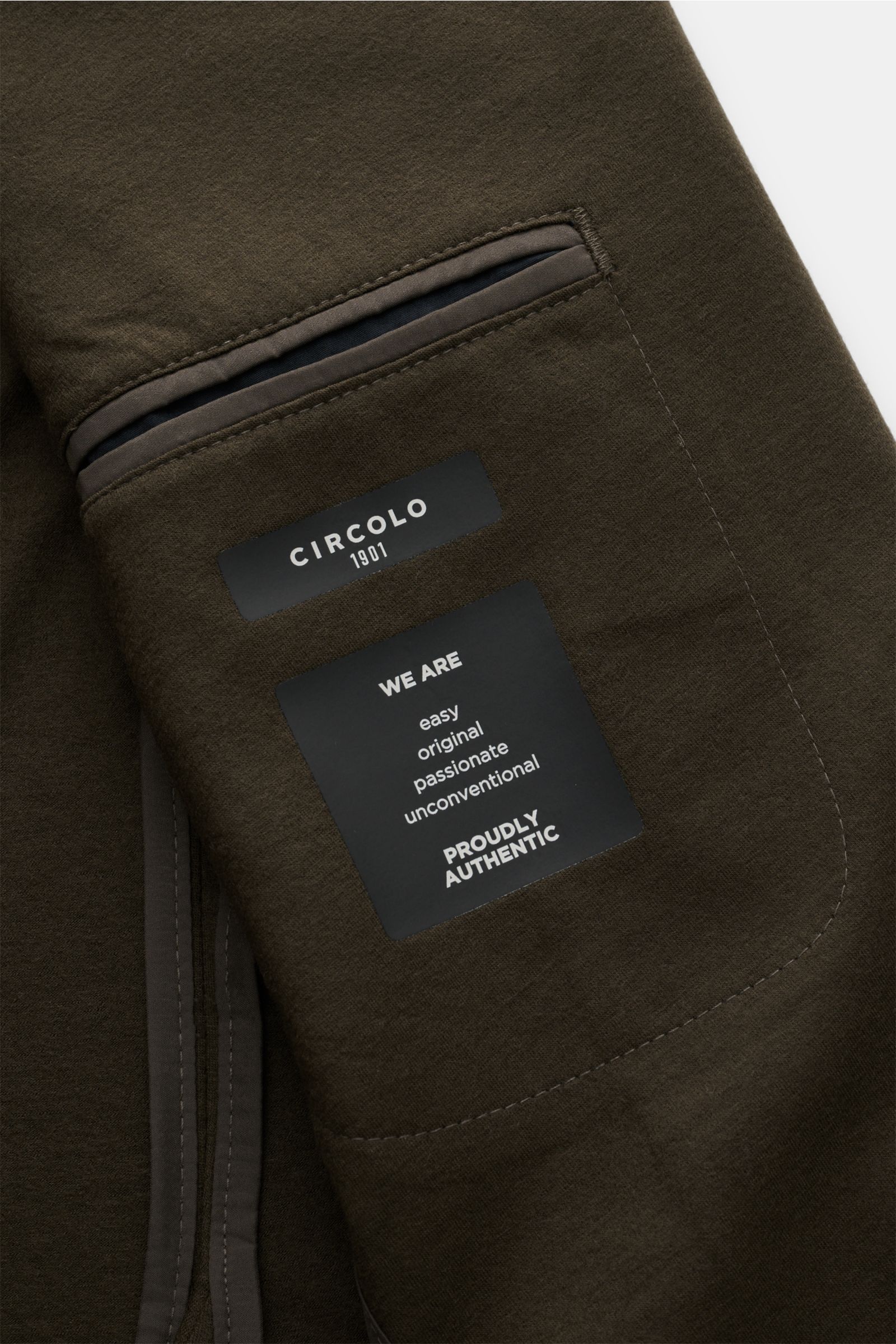 Nahaufnahme des halb gefütterten Circolo 1901 Jersey-Sakko oliv aus Wolle und Cashmere mit Innentasche, Jersey-Stoff und Label innen.