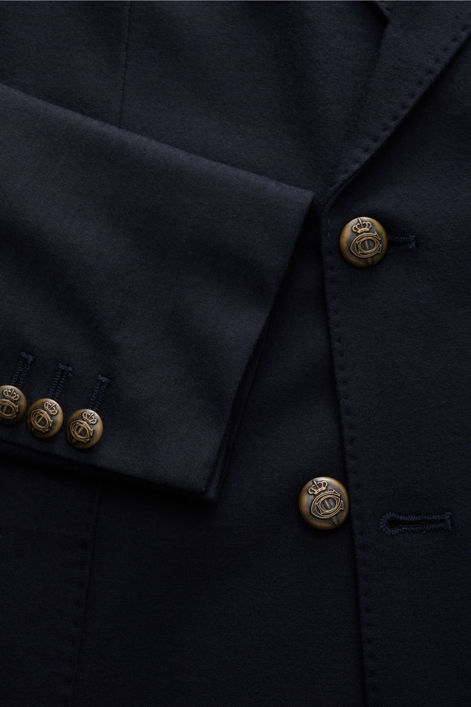 Nahaufnahme des Circolo 1901 Jersey-Sakkos navy aus Wolle und Cashmere, Slim Fit, zweireihig mit drei Knöpfen, spitzem Revers und Knöpfen am Ärmelabschluss.