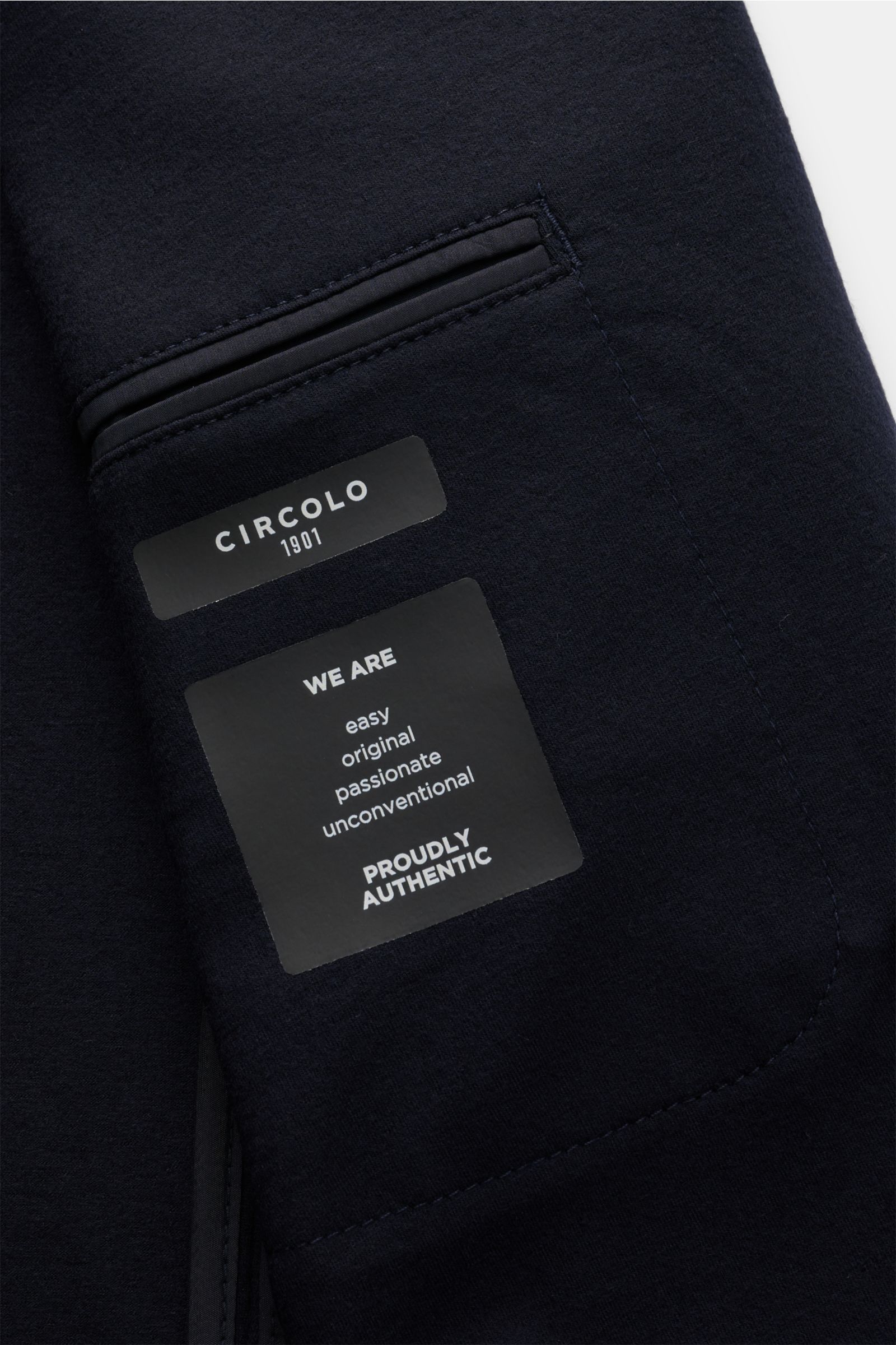 Circolo 1901 Jersey-Sakko navy aus feinem Wolle-Cashmere-Jersey, Detailaufnahme der Innentasche mit Label, weicher Griff, Slim Fit.